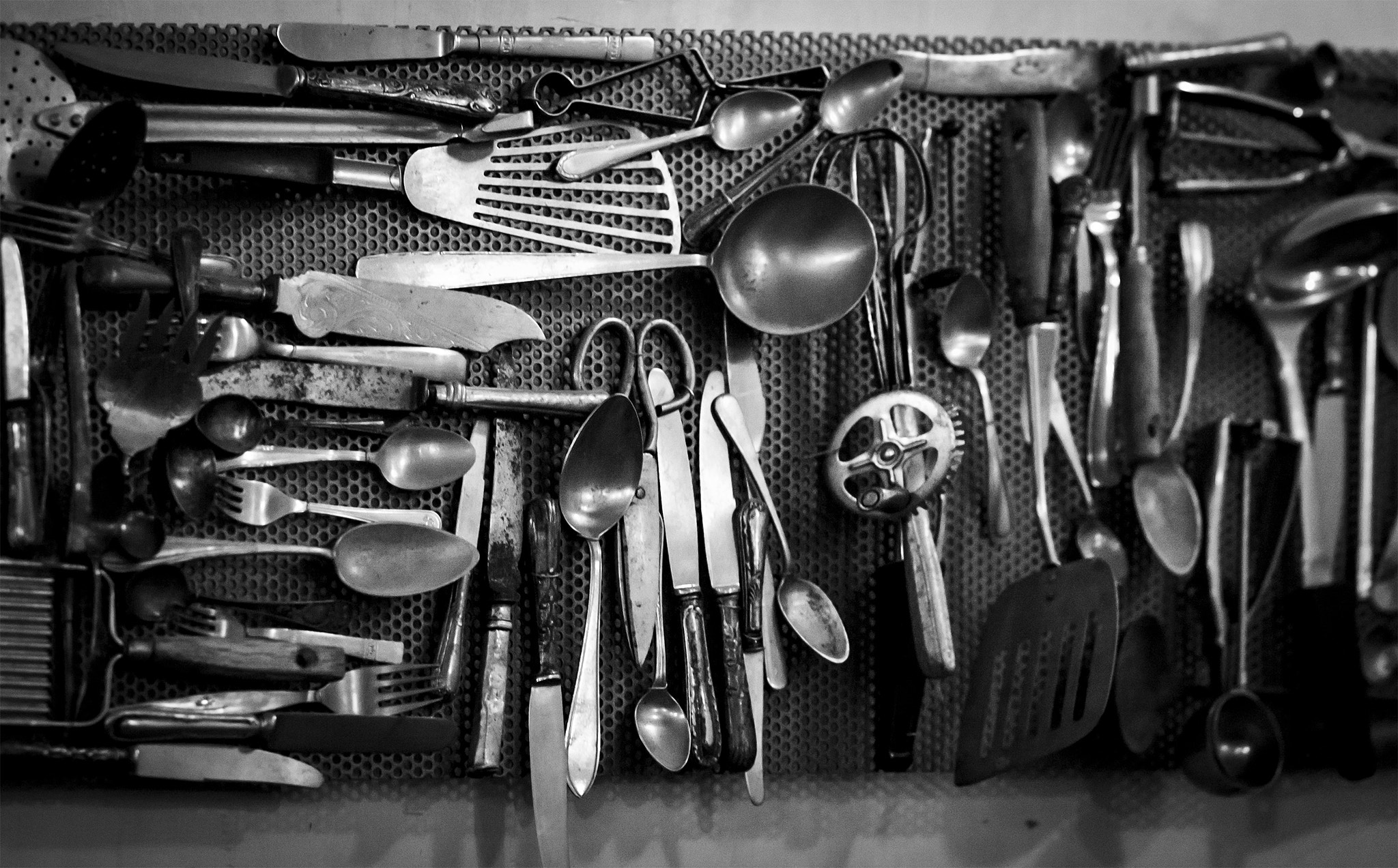 Canon EOS 1000D (EOS Digital Rebel XS / EOS Kiss F) + Canon EF 85mm F1.8 USM sample photo. Bondage ménage photography