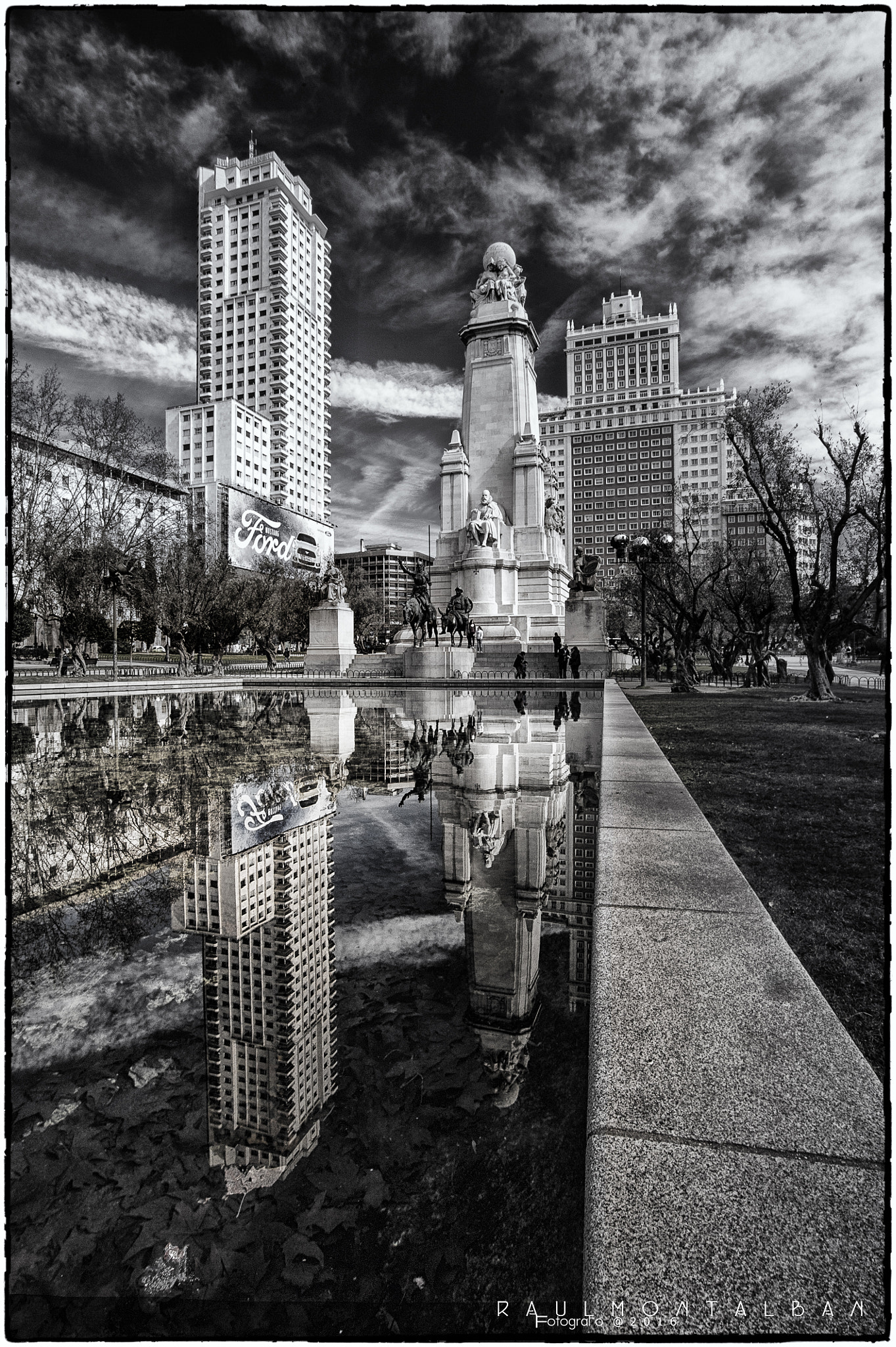 Nikon D700 + Sigma 17-35mm F2.8-4 EX Aspherical sample photo. Monumento a cervantes(madrid) photography