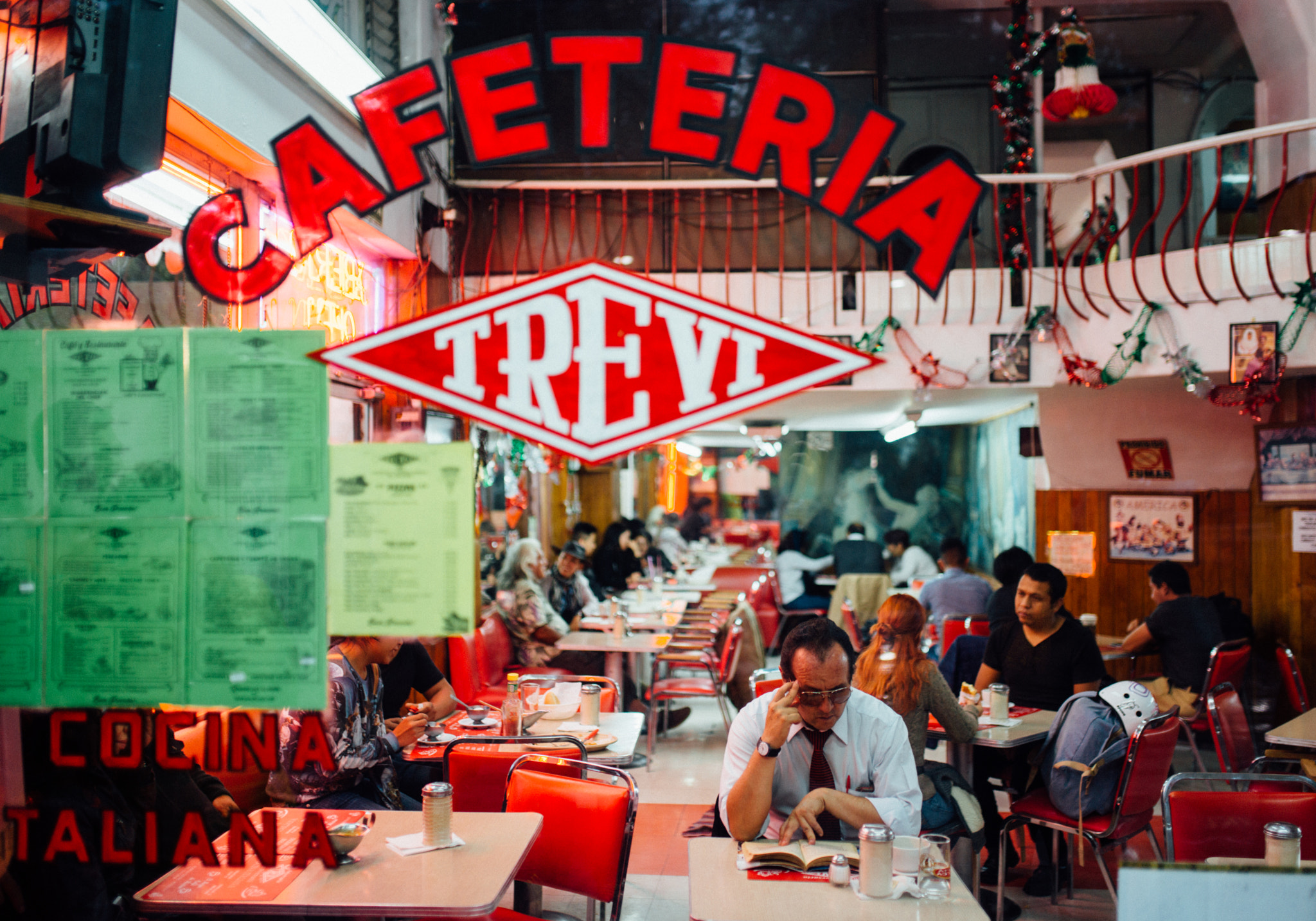 Sony a99 II + Sigma 35mm F1.4 DG HSM Art sample photo. Cafetería trevi - the place where time stood still photography