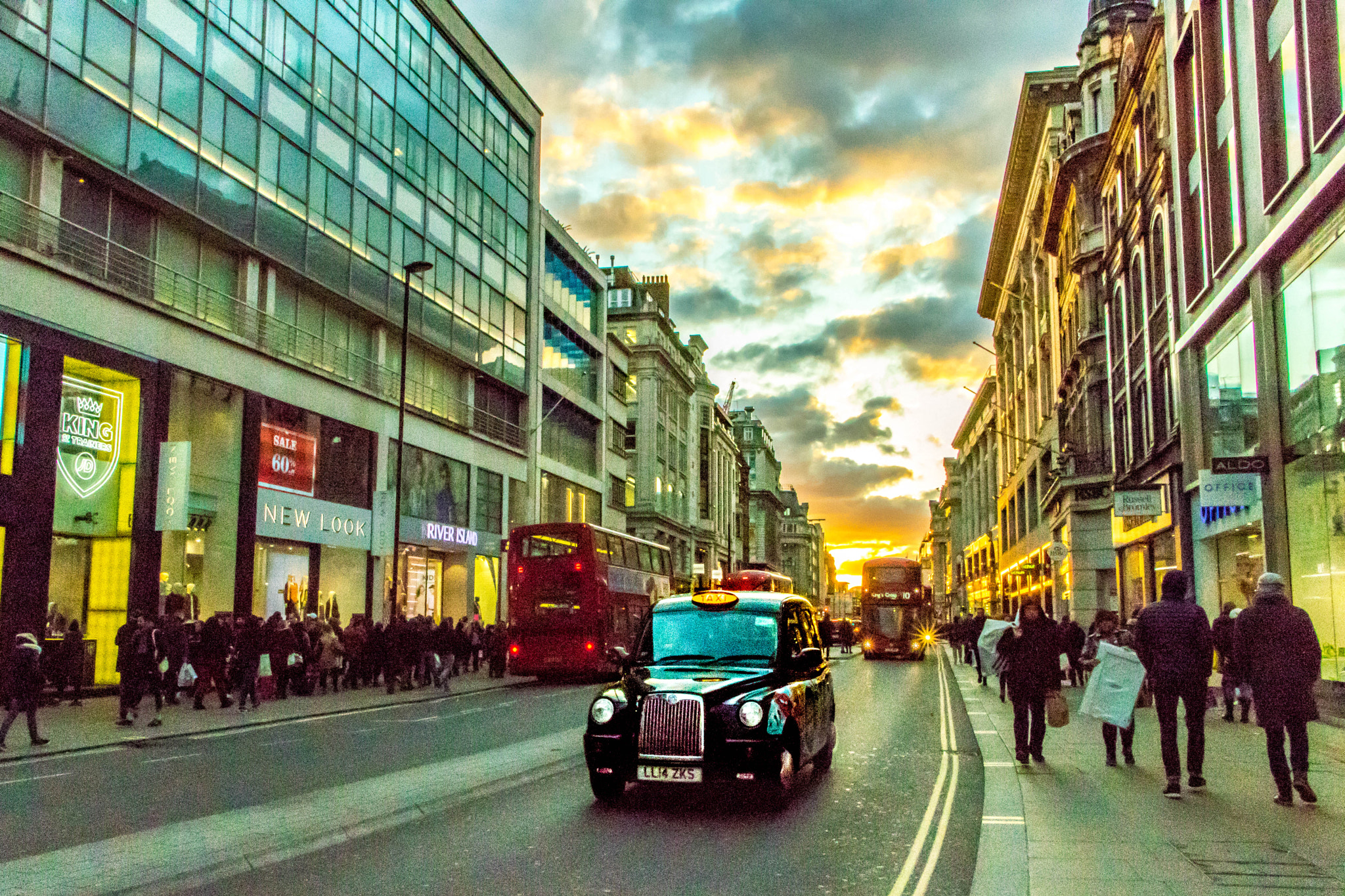 Canon EOS 760D (EOS Rebel T6s / EOS 8000D) + Canon EF-S 18-135mm F3.5-5.6 IS STM sample photo. Sunset of oxford street london photography