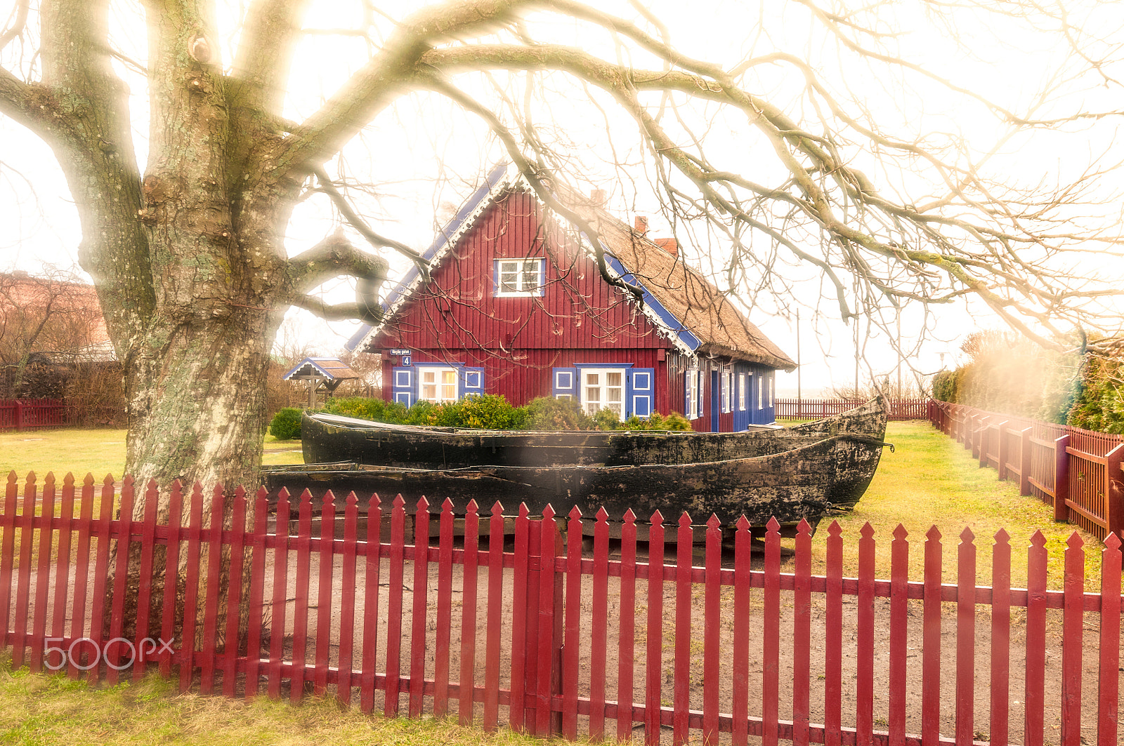 Nikon AF-S Nikkor 16-35mm F4G ED VR sample photo. Nice country house and yard paled with fence. photography
