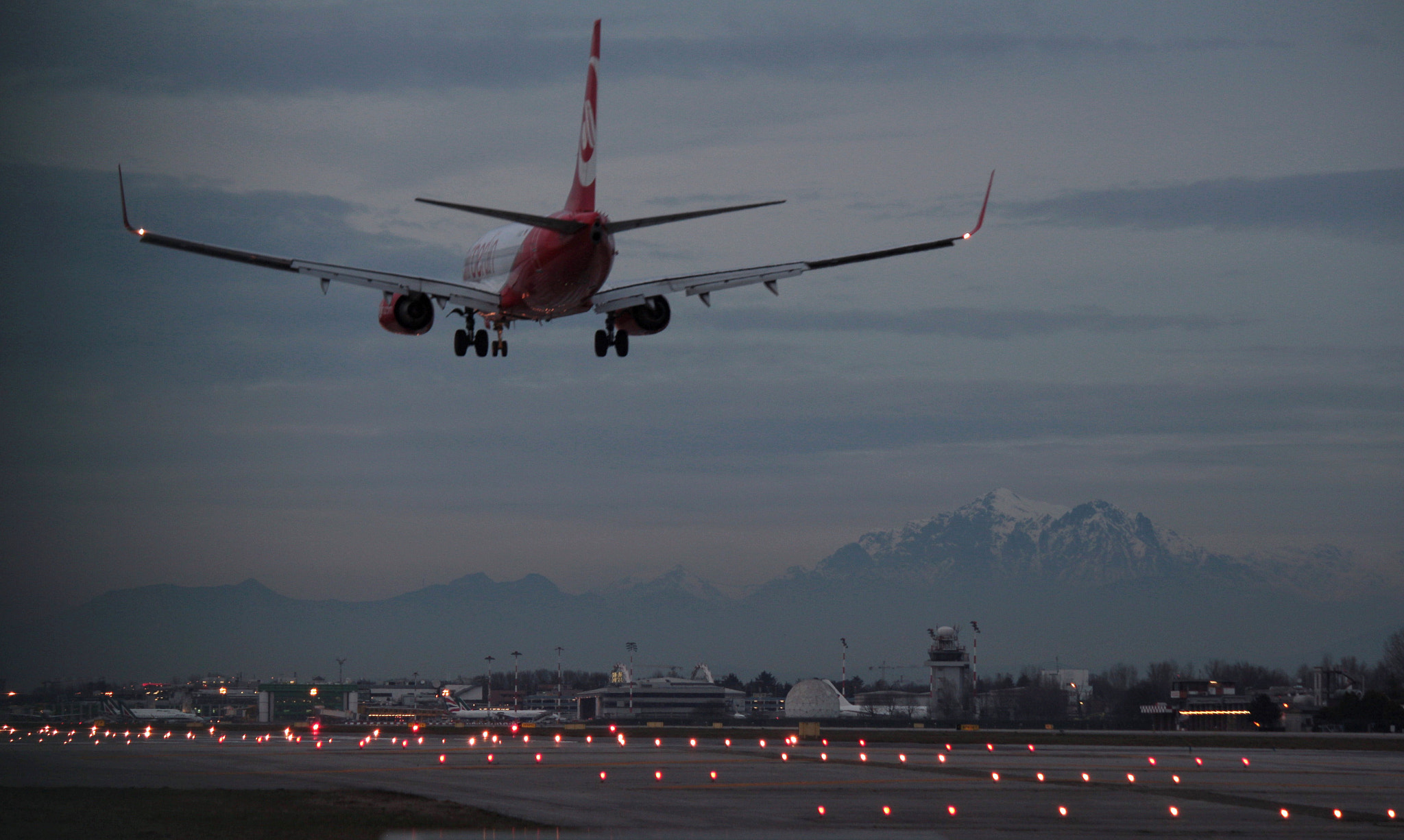 Canon EF-S 55-250mm F4-5.6 IS sample photo. Landing at sunset photography