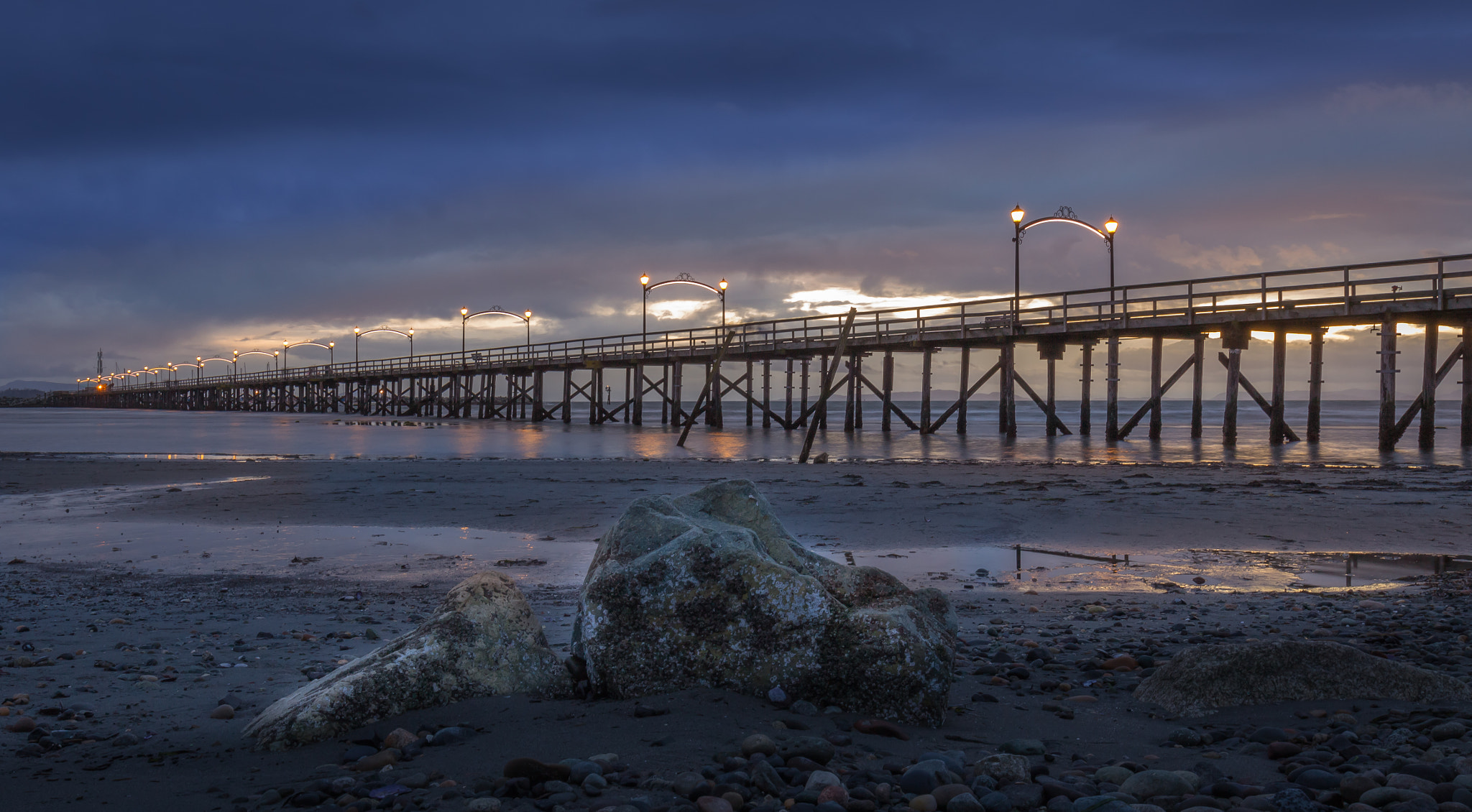 Canon EOS 600D (Rebel EOS T3i / EOS Kiss X5) + Canon EF 16-35mm F4L IS USM sample photo. White rock pier photography