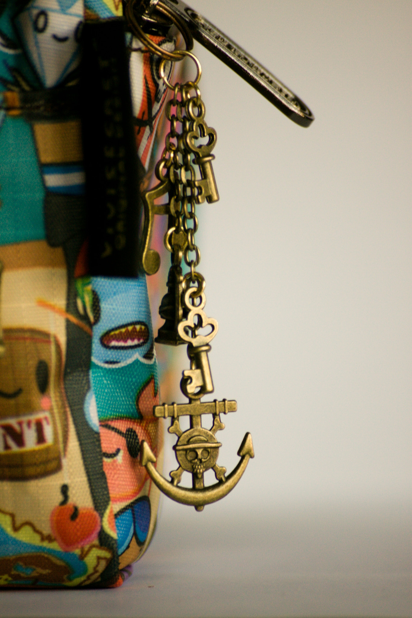 Canon EOS 50D + Sigma 55-200mm f/4-5.6 DC sample photo. Pirate's lullaby charm pendant photography