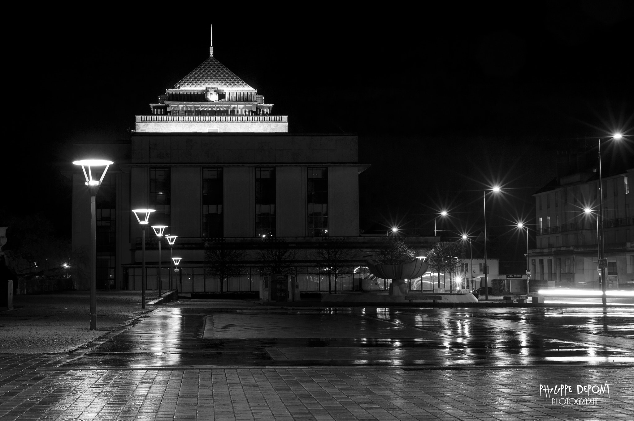 Nikon D3 + AF Zoom-Nikkor 35-70mm f/2.8D sample photo. The library in the night photography