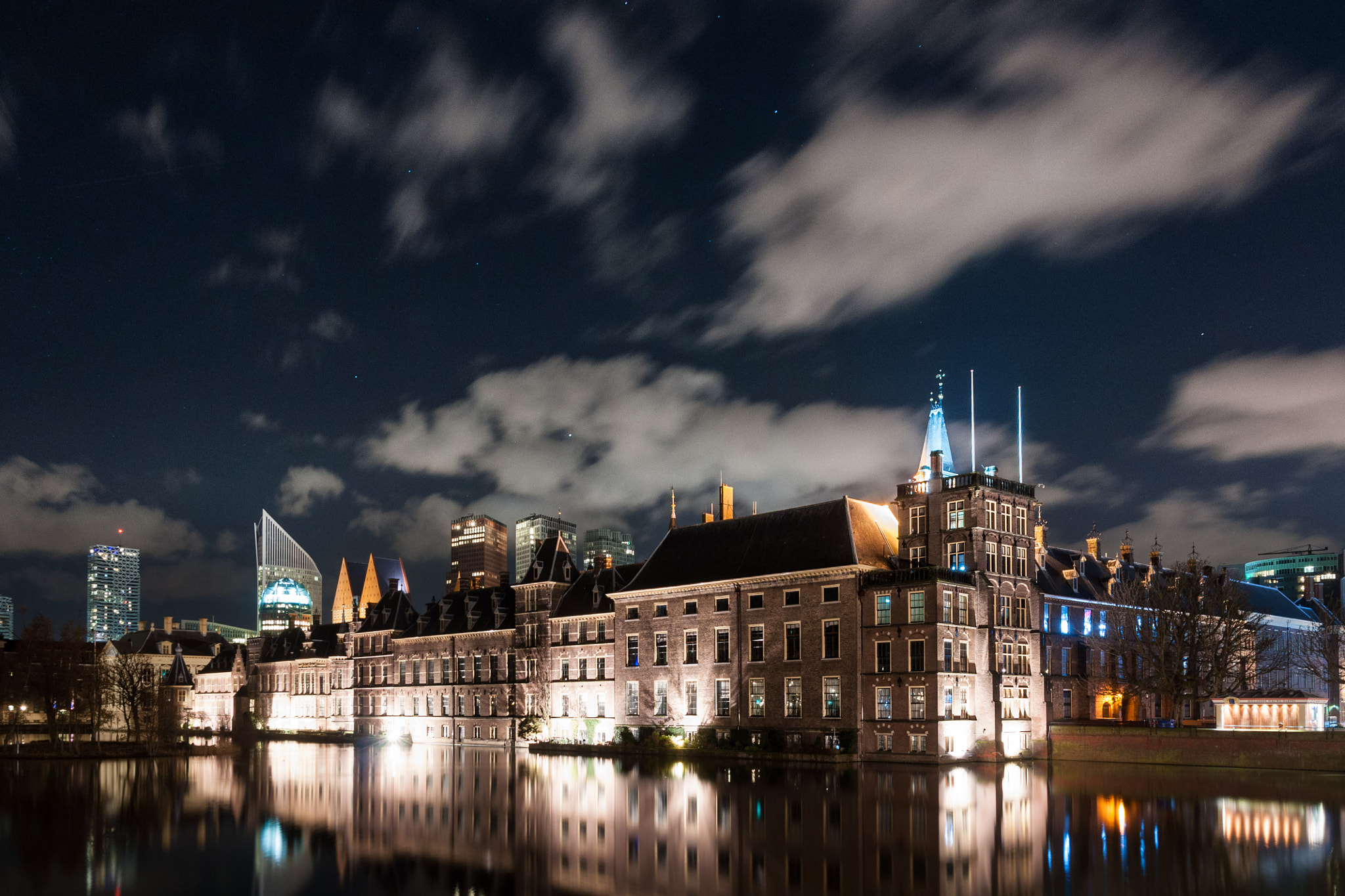 Sony Alpha DSLR-A700 + Sigma 17-70mm F2.8-4.5 (D) sample photo. Binnenhof at night photography