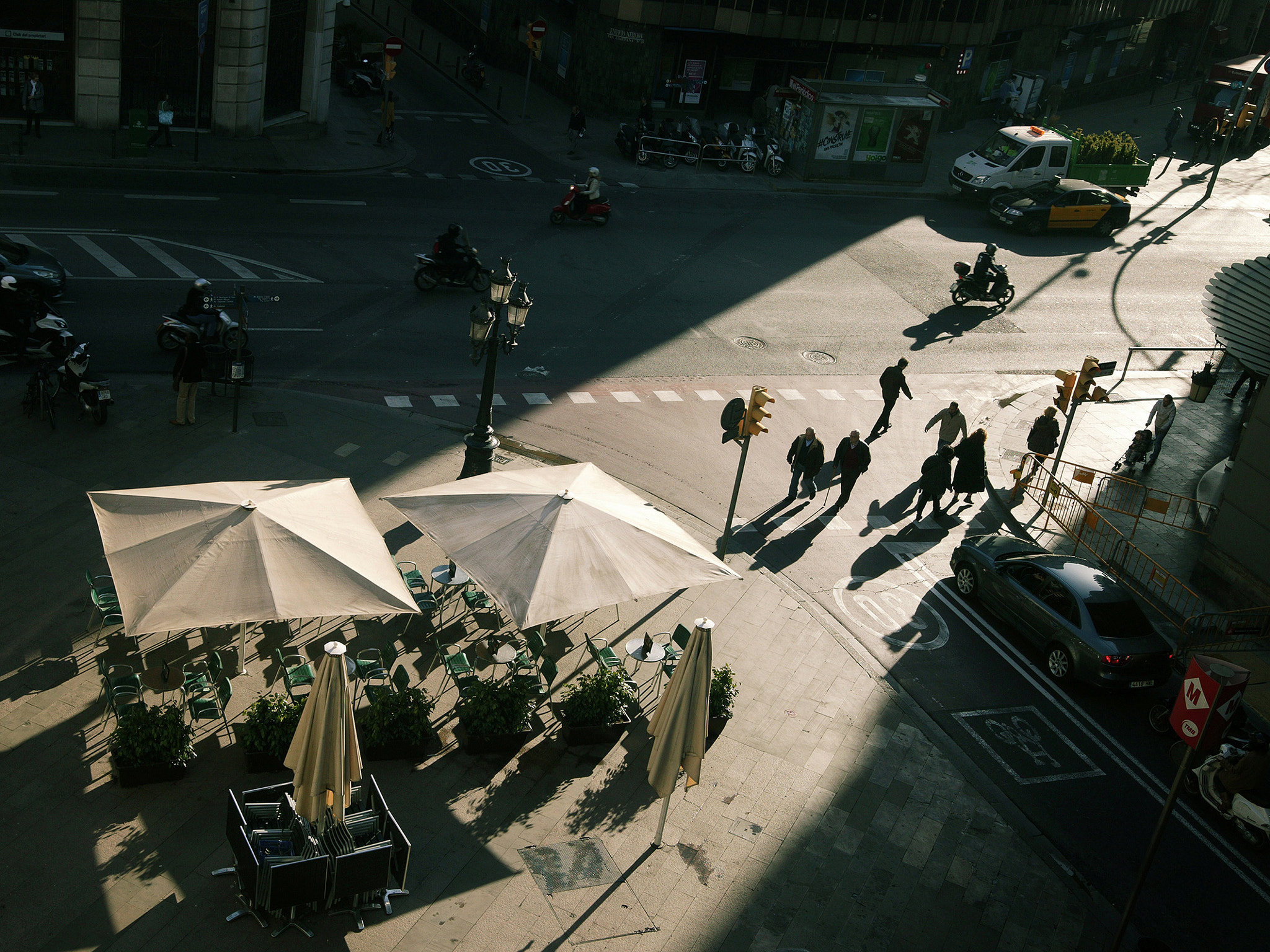 Canon EOS-1Ds sample photo. Early morning barcelona photography