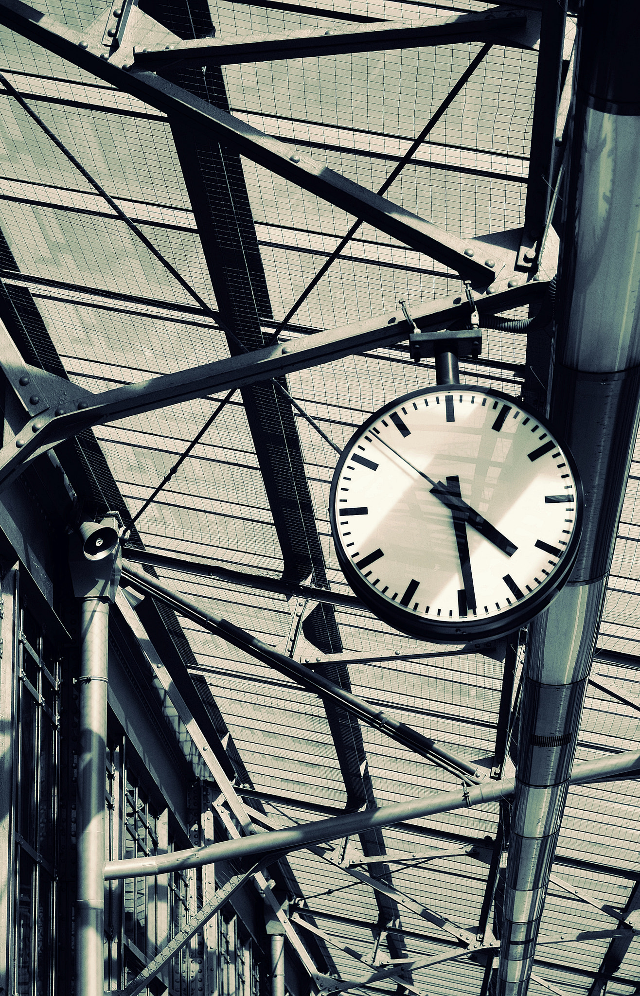Sony DT 18-55mm F3.5-5.6 SAM sample photo. Old clock at the train station photography