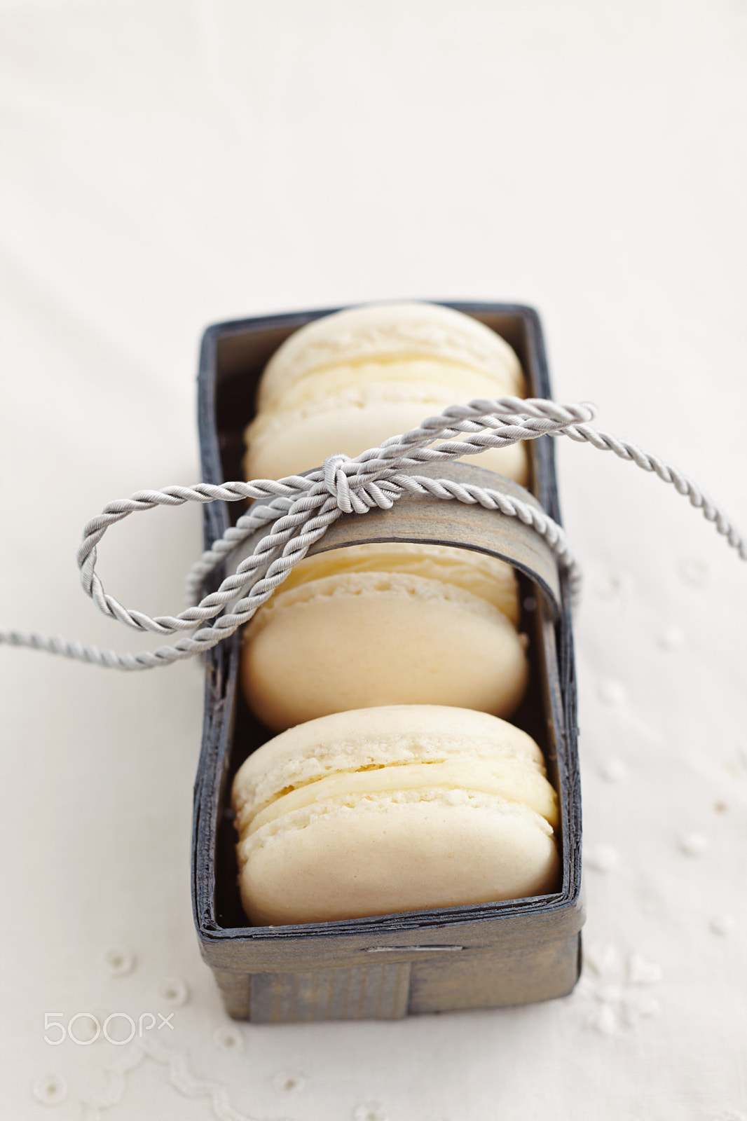 Canon TS-E 90mm F2.8 Tilt-Shift sample photo. White macarons in a box photography