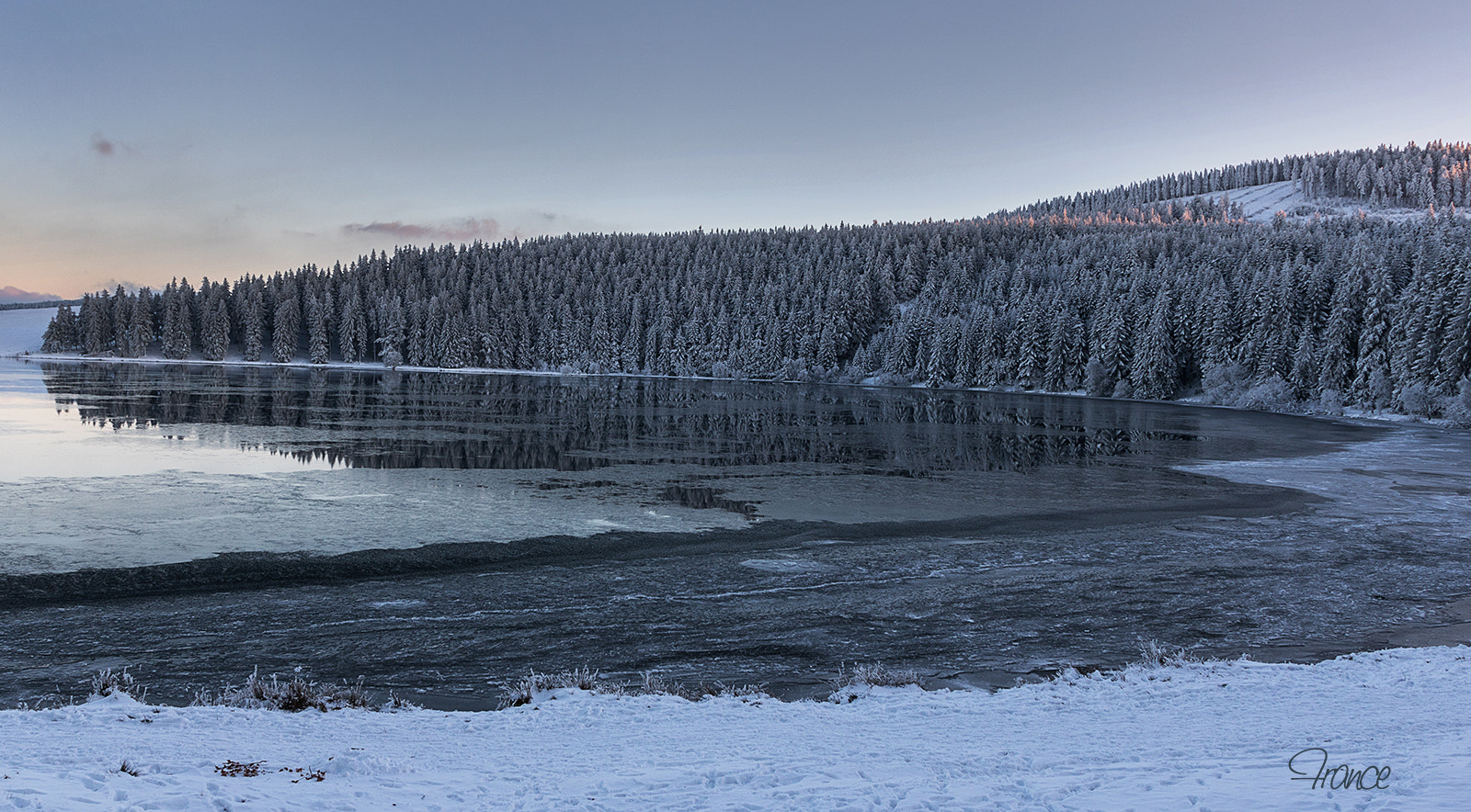 Canon EOS 750D (EOS Rebel T6i / EOS Kiss X8i) + Canon EF 500mm F4L IS USM sample photo. Derniers rayons sur le lac photography