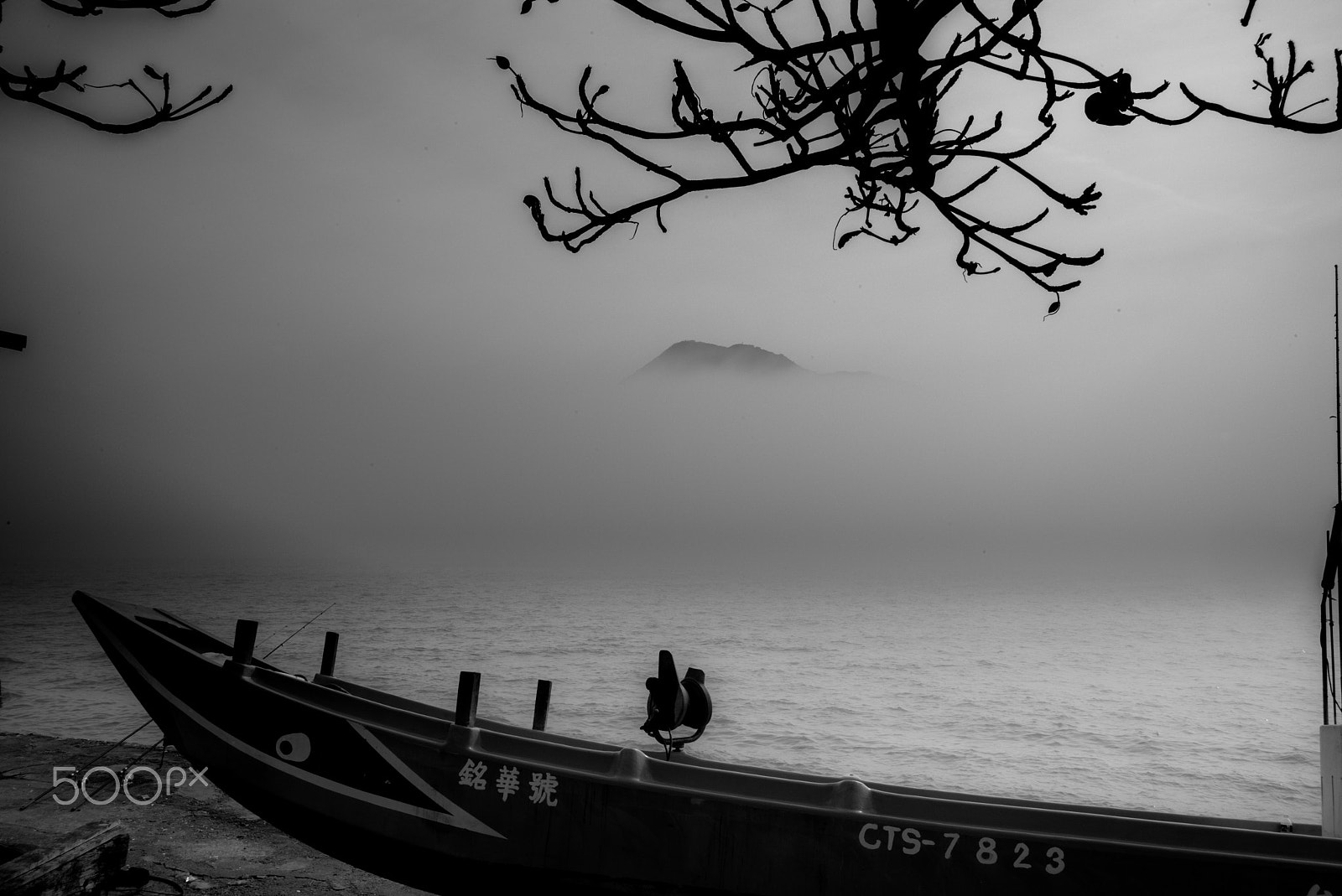 Summicron-M 1:2/35 ASPH. sample photo. Mist and boat photography
