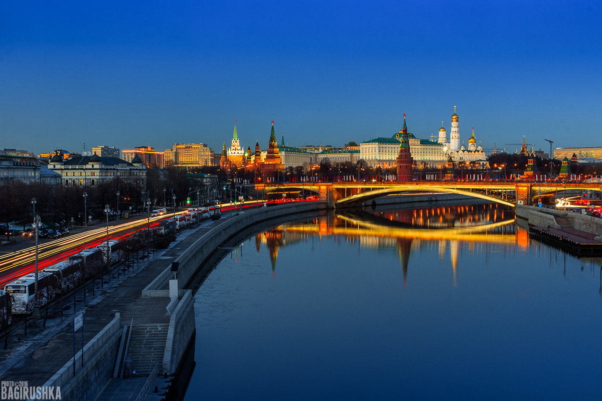 Canon EOS 600D (Rebel EOS T3i / EOS Kiss X5) + Canon EF 28mm F1.8 USM sample photo. Moscow night photography