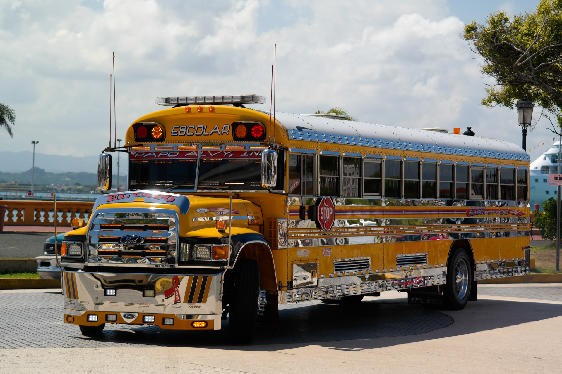 Samsung NX30 + NX 18-55mm F3.5-5.6 sample photo. School bus in san juan photography