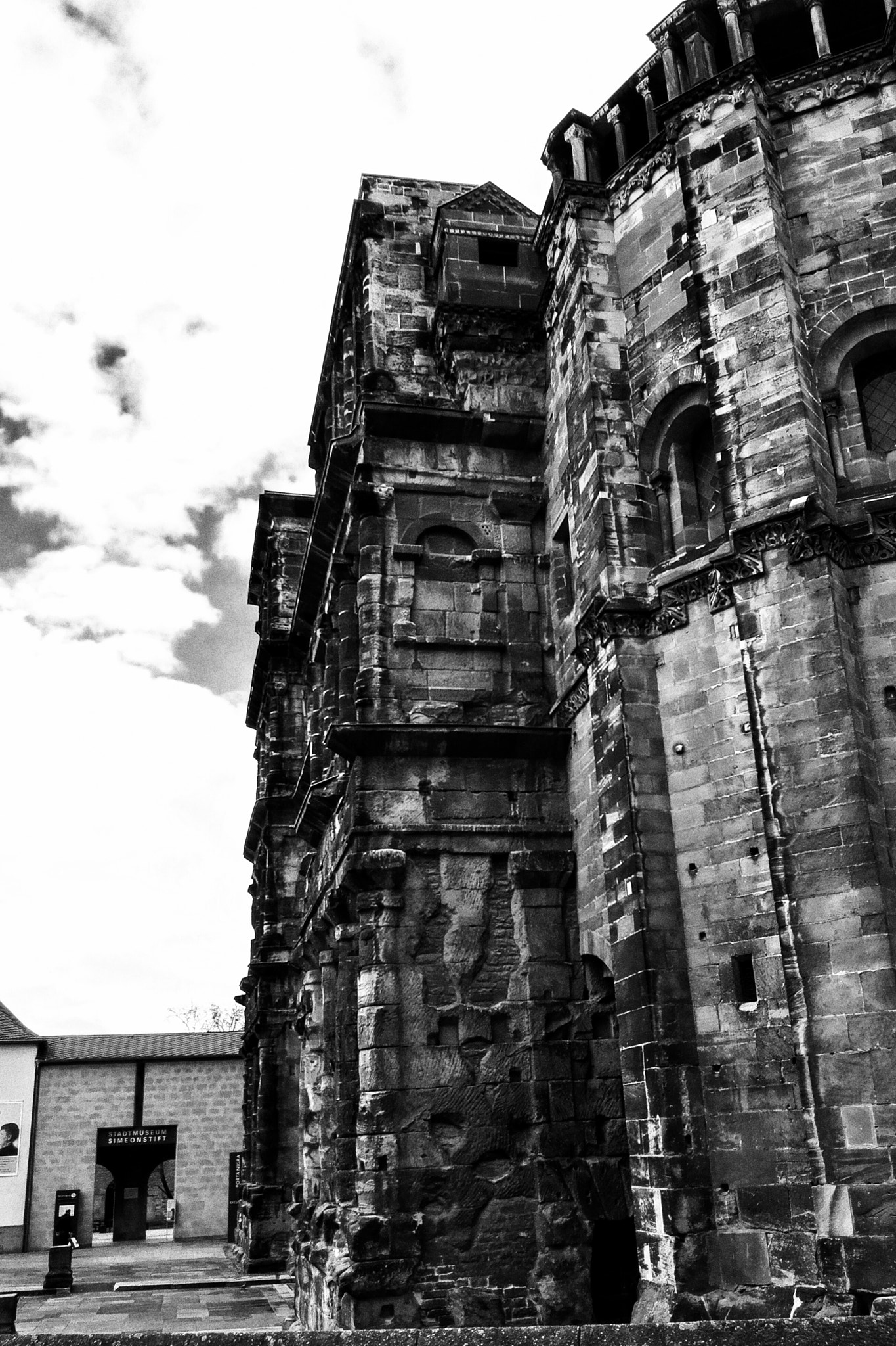 HUAWEI PE-TL10 sample photo. Porta nigra photography