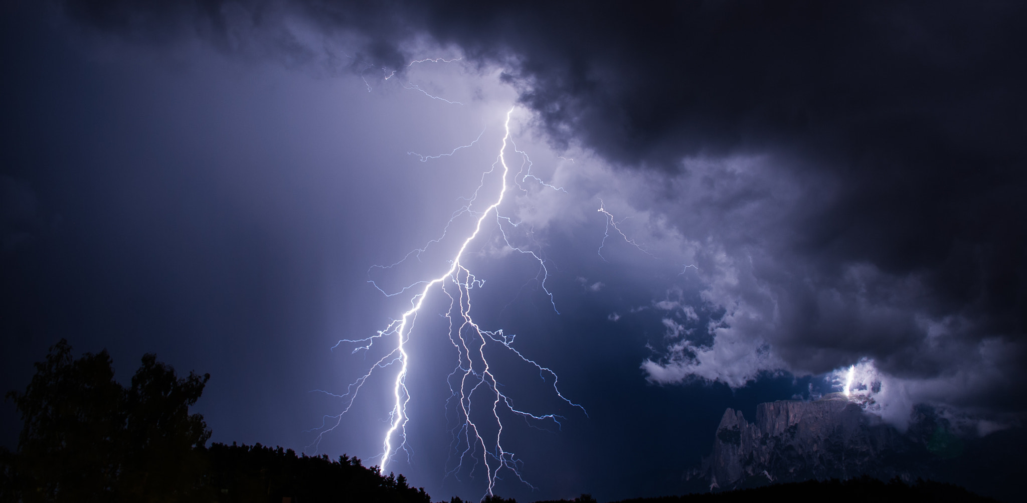Nikon D80 + Sigma 18-200mm F3.5-6.3 DC sample photo. Thunderstorm in the dolomits photography