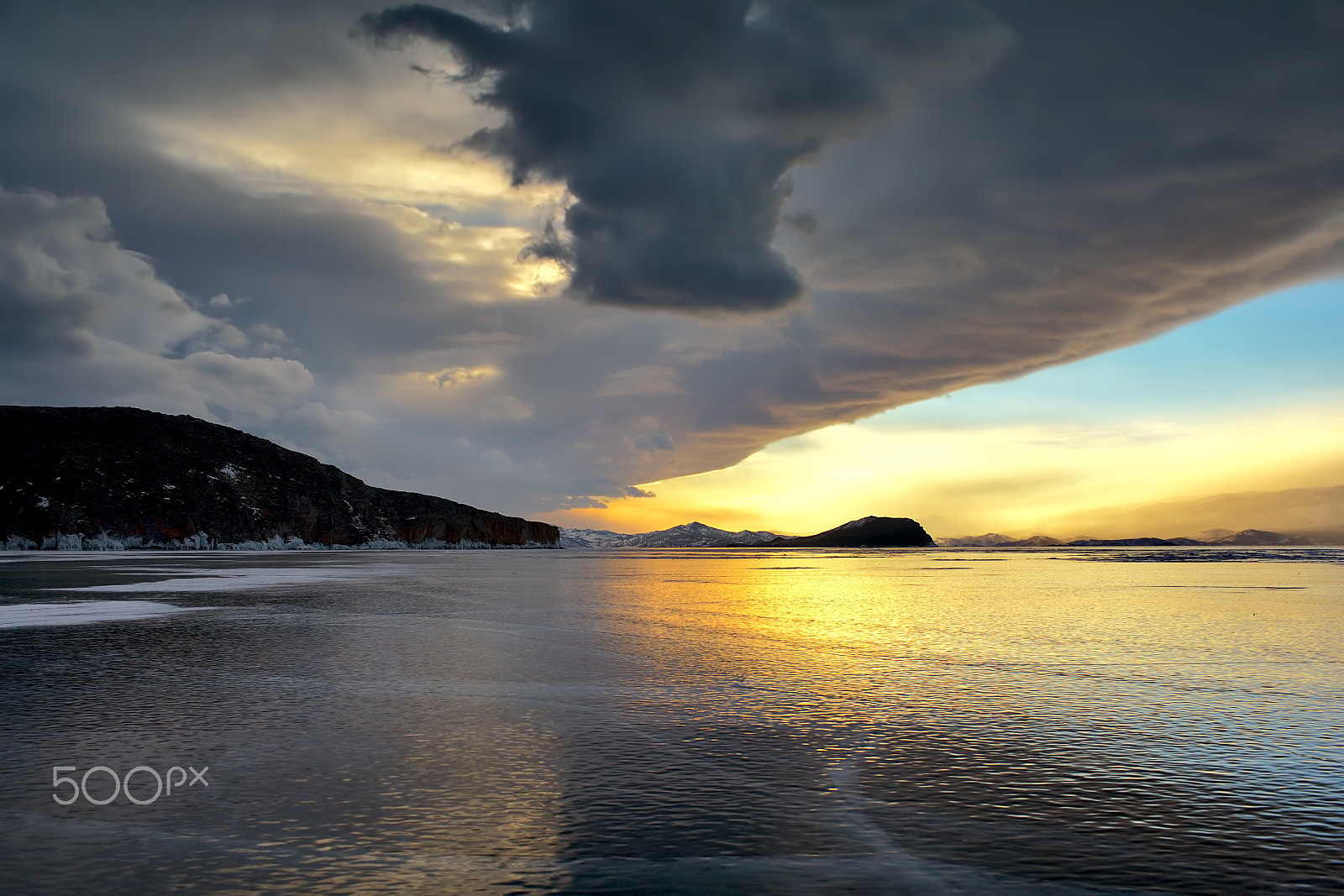 Canon EOS-1Ds Mark II + Canon EF 35mm F1.4L USM sample photo. Storm clouds on lake baikal. photography