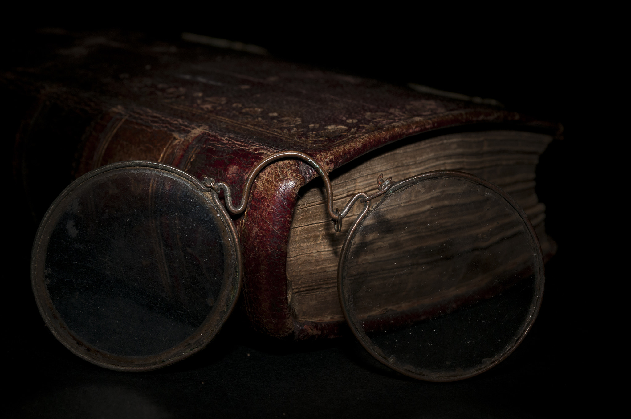 Nikon D300S + Sigma 24-70mm F2.8 EX DG Macro sample photo. Libro y gafas photography