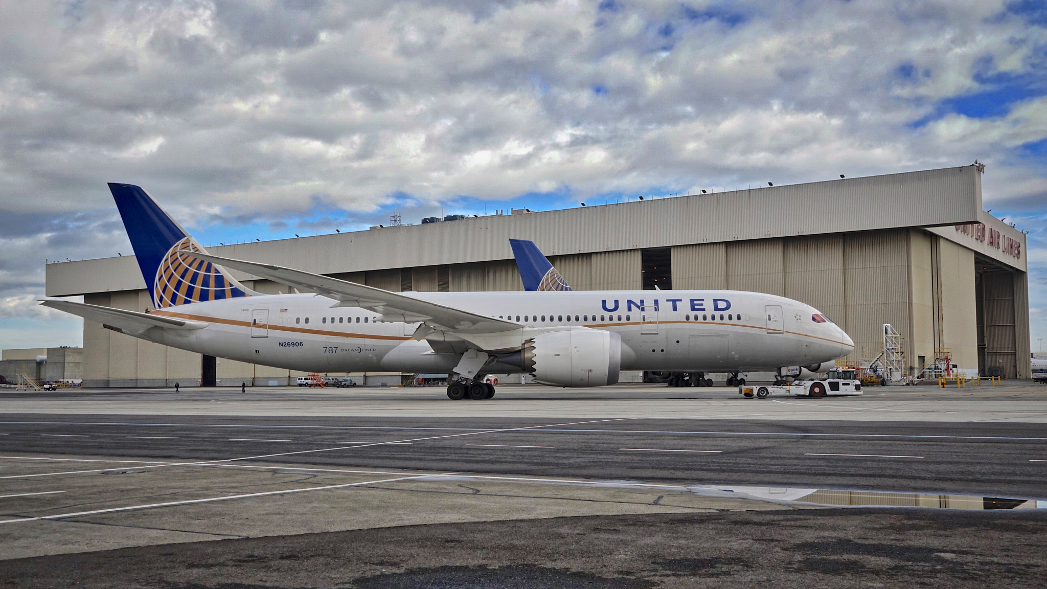 Sony HDR-CX900 sample photo. United airlines boeing 787-800 n26906. sfo. 2016. photography