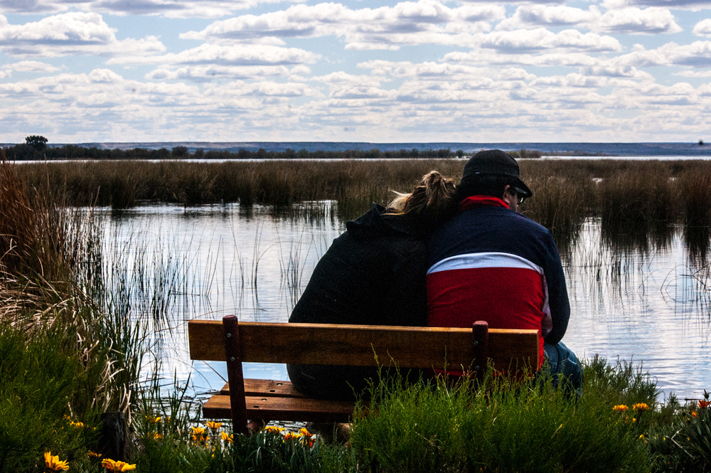 Nikon D50 sample photo. Amor de primavera. una pareja que encontre enamorada por el lago pellegrini. photography