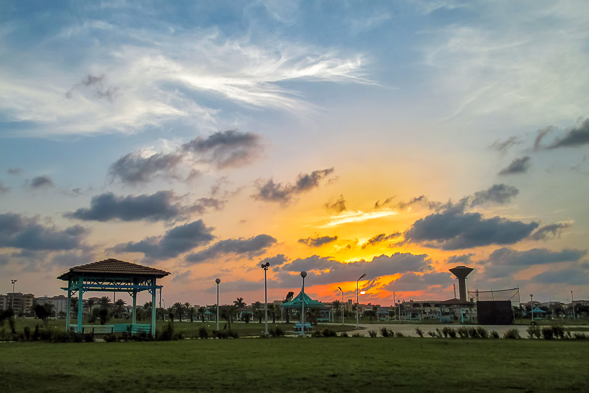 Canon PowerShot ELPH 130 IS (IXUS 140 / IXY 110F) sample photo. Garden sunset with clouds photography