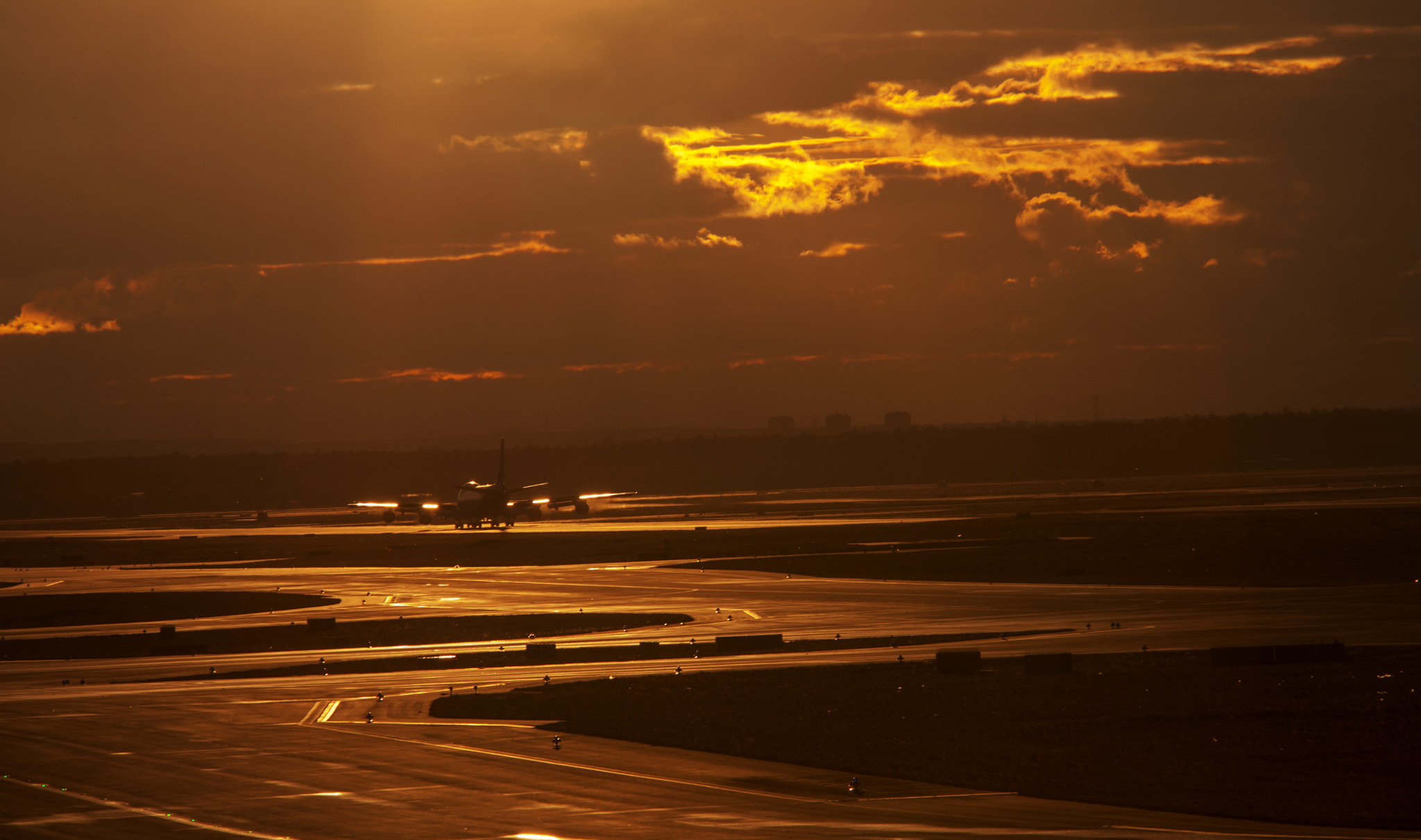 Nikon D90 + AF Zoom-Nikkor 70-210mm f/4 sample photo. Airport photography