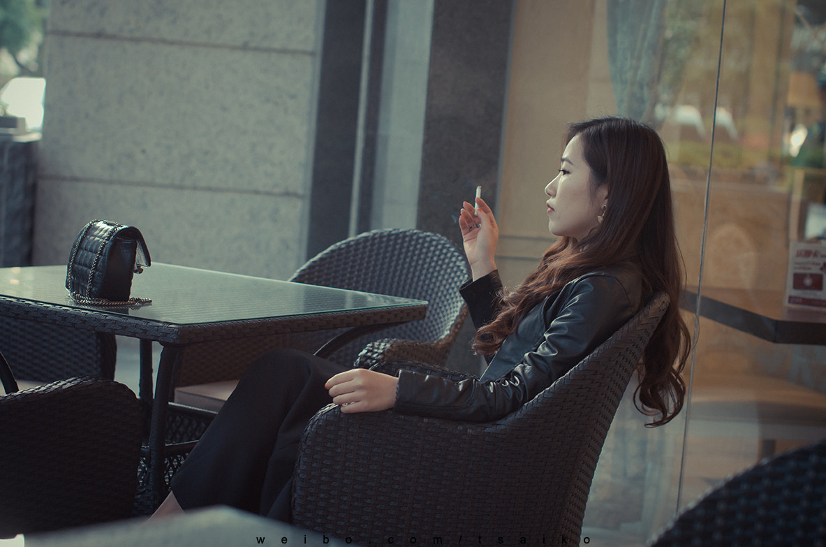Nikon D5100 + Sigma 50mm F1.4 EX DG HSM sample photo.  坐标：珠海 出镜：木木 类型：客片，人像拍摄 女主很入戏~ “姐说过好多次了，姐抽的不是烟！是半壁... photography