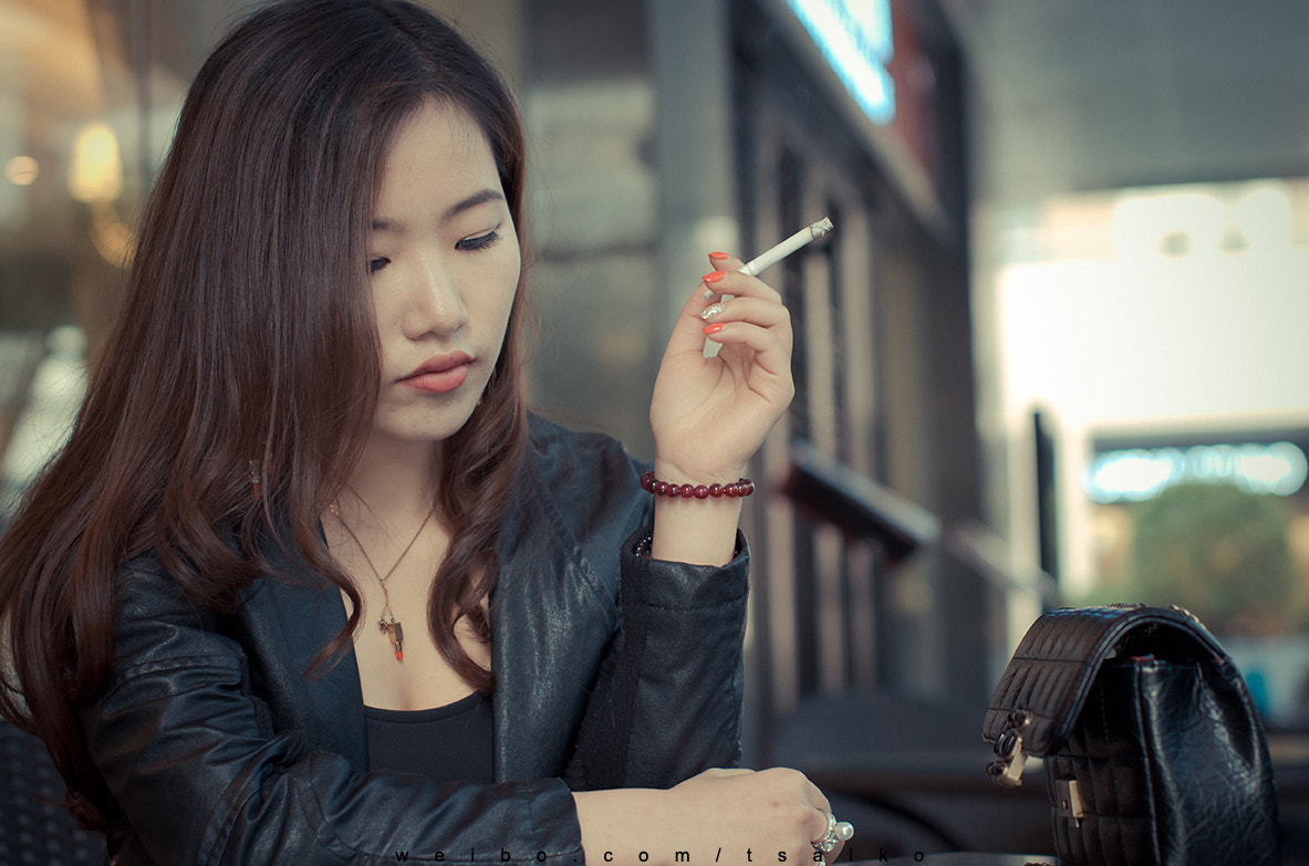Nikon D5100 + Sigma 50mm F1.4 EX DG HSM sample photo.  坐标：珠海 出镜：木木 类型：客片，人像拍摄 女主很入戏~ “姐说过好多次了，姐抽的不是烟！是半壁... photography