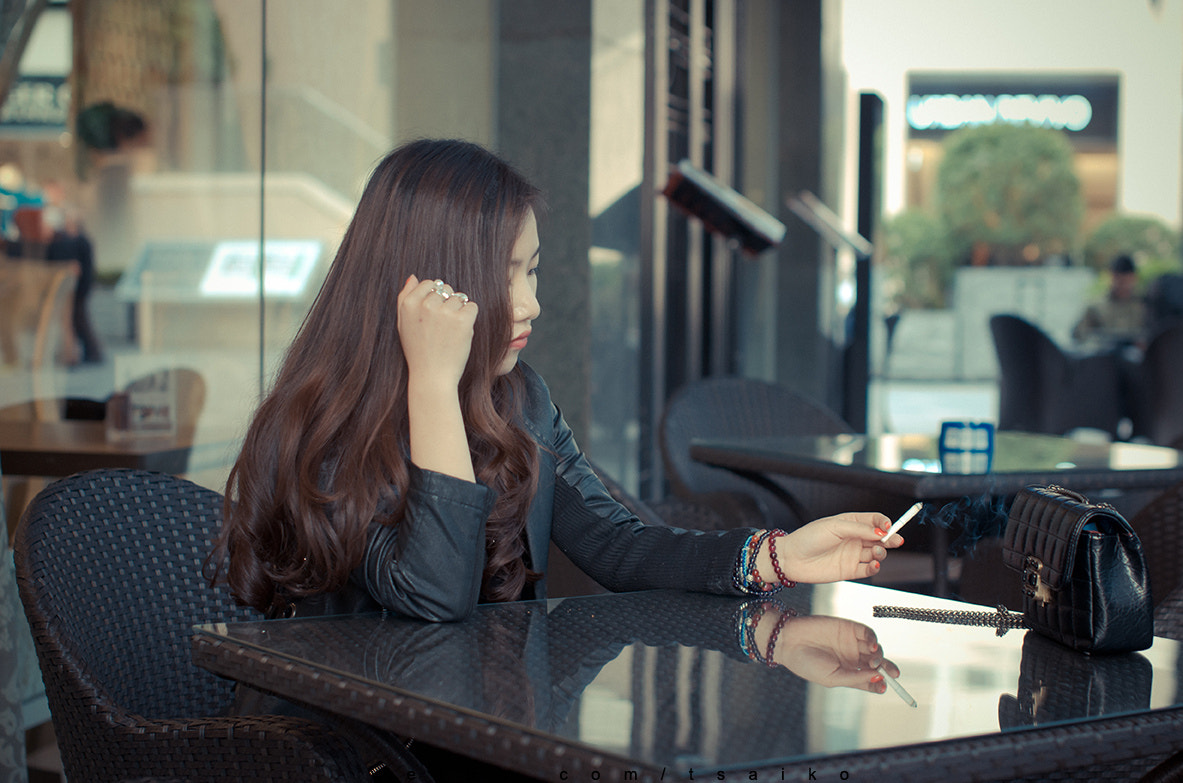 Nikon D5100 + Sigma 50mm F1.4 EX DG HSM sample photo.  坐标：珠海 出镜：木木 类型：客片，人像拍摄 女主很入戏~ “姐说过好多次了，姐抽的不是烟！是半壁... photography