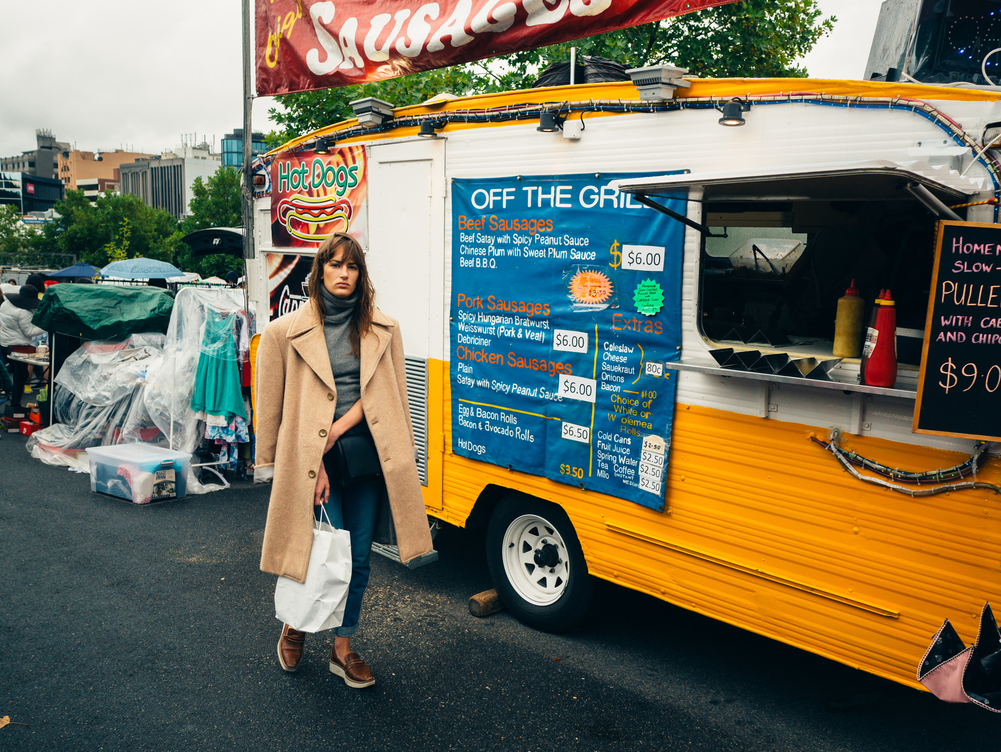 Panasonic Lumix DMC-GX7 + LEICA DG SUMMILUX 15/F1.7 sample photo. Girl in the market photography