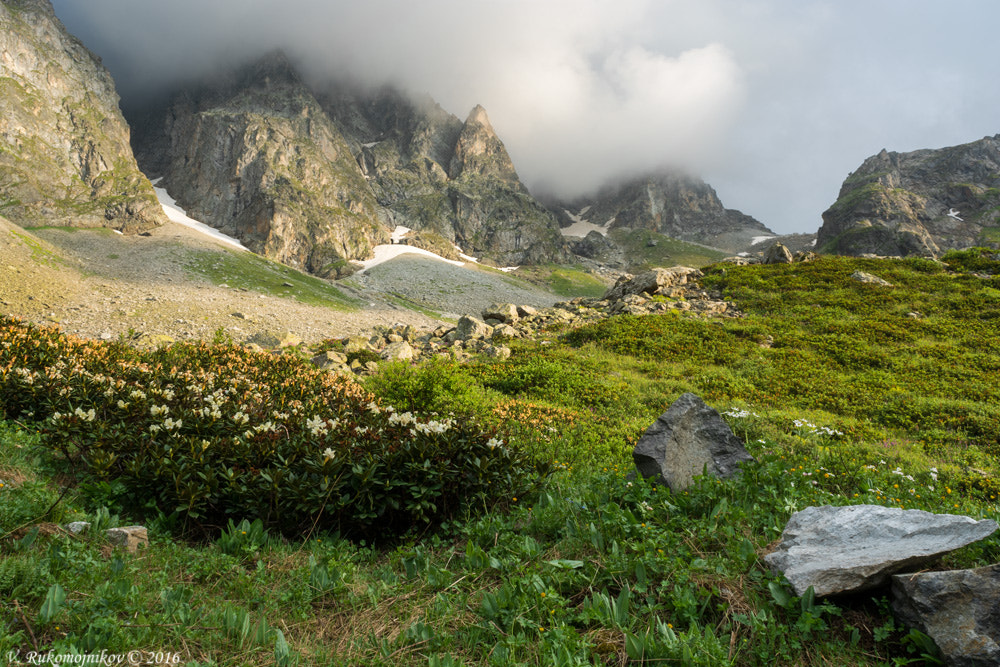 Nikon D7100 + Nikon AF Nikkor 20mm F2.8D sample photo. Road to the pass photography