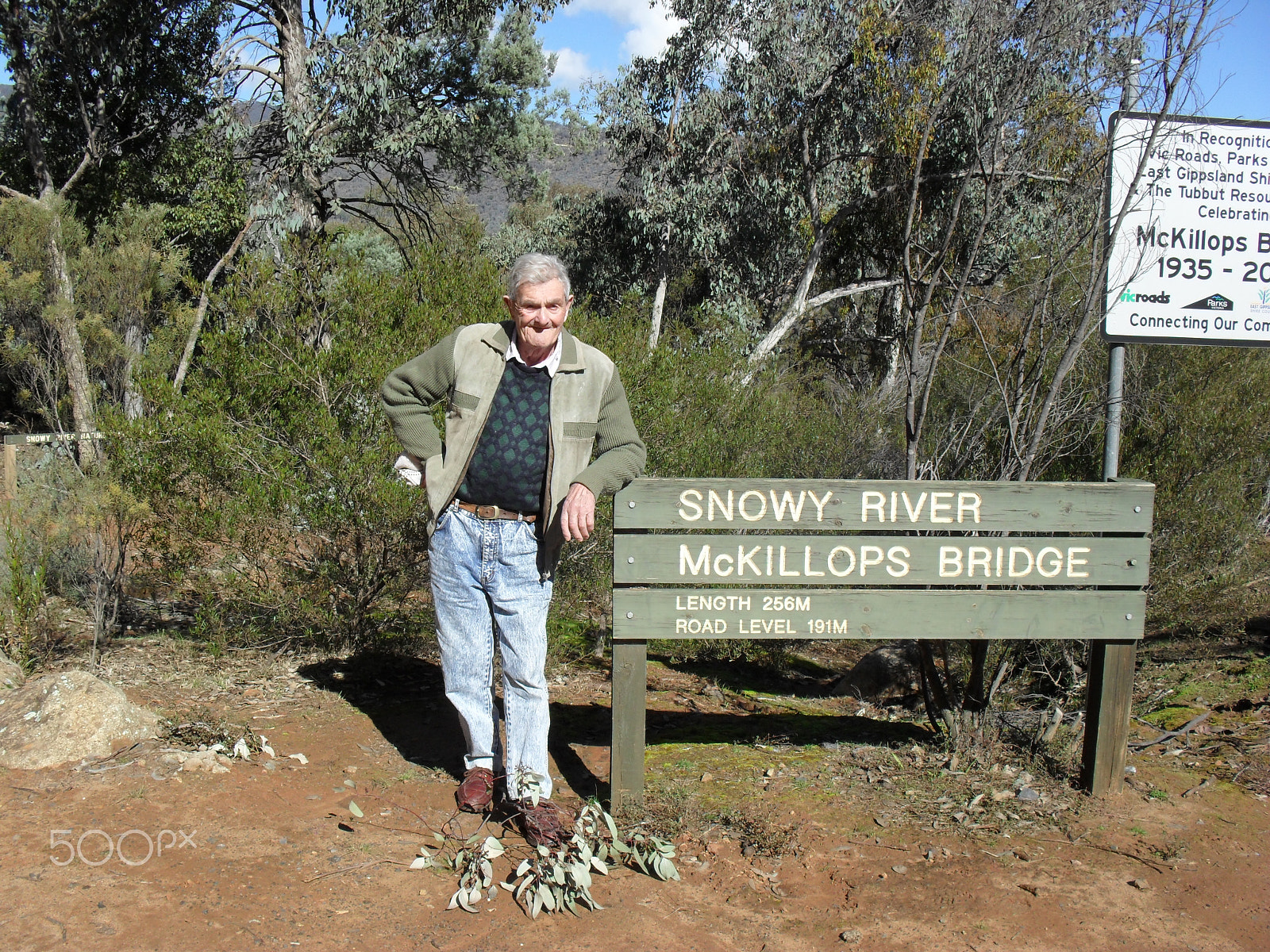 Samsung ES17 / VLUU ES17 /  SL40 /  ES19 sample photo. Man from the snowy river photography