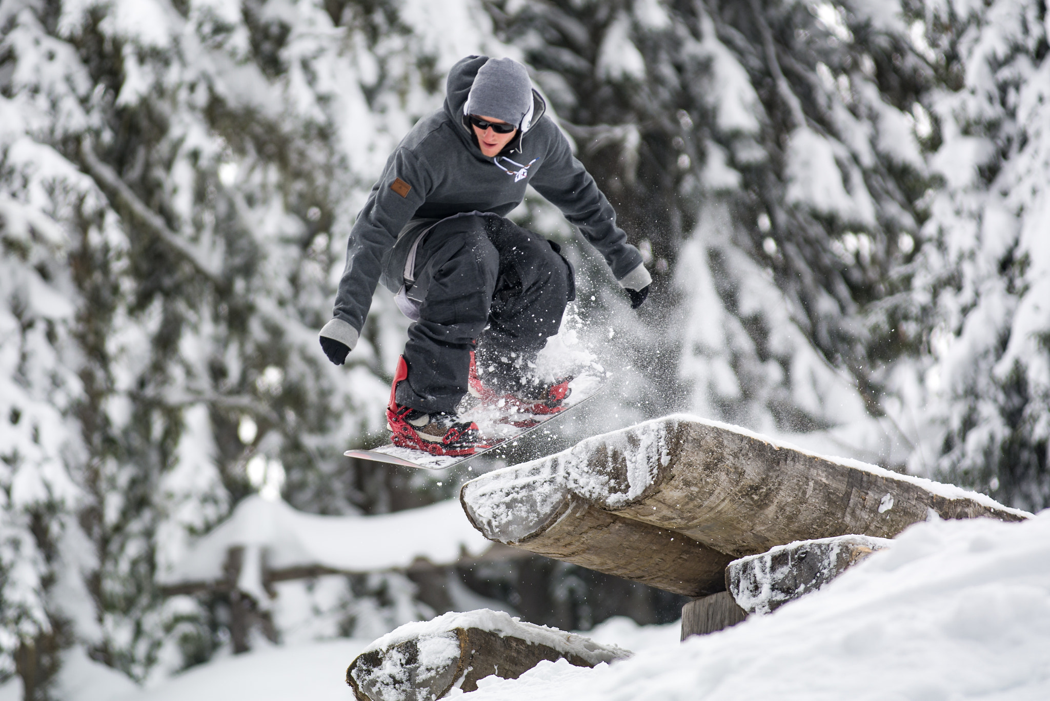AF-S Zoom-Nikkor 80-200mm f/2.8D IF-ED sample photo. Snowboarder photography