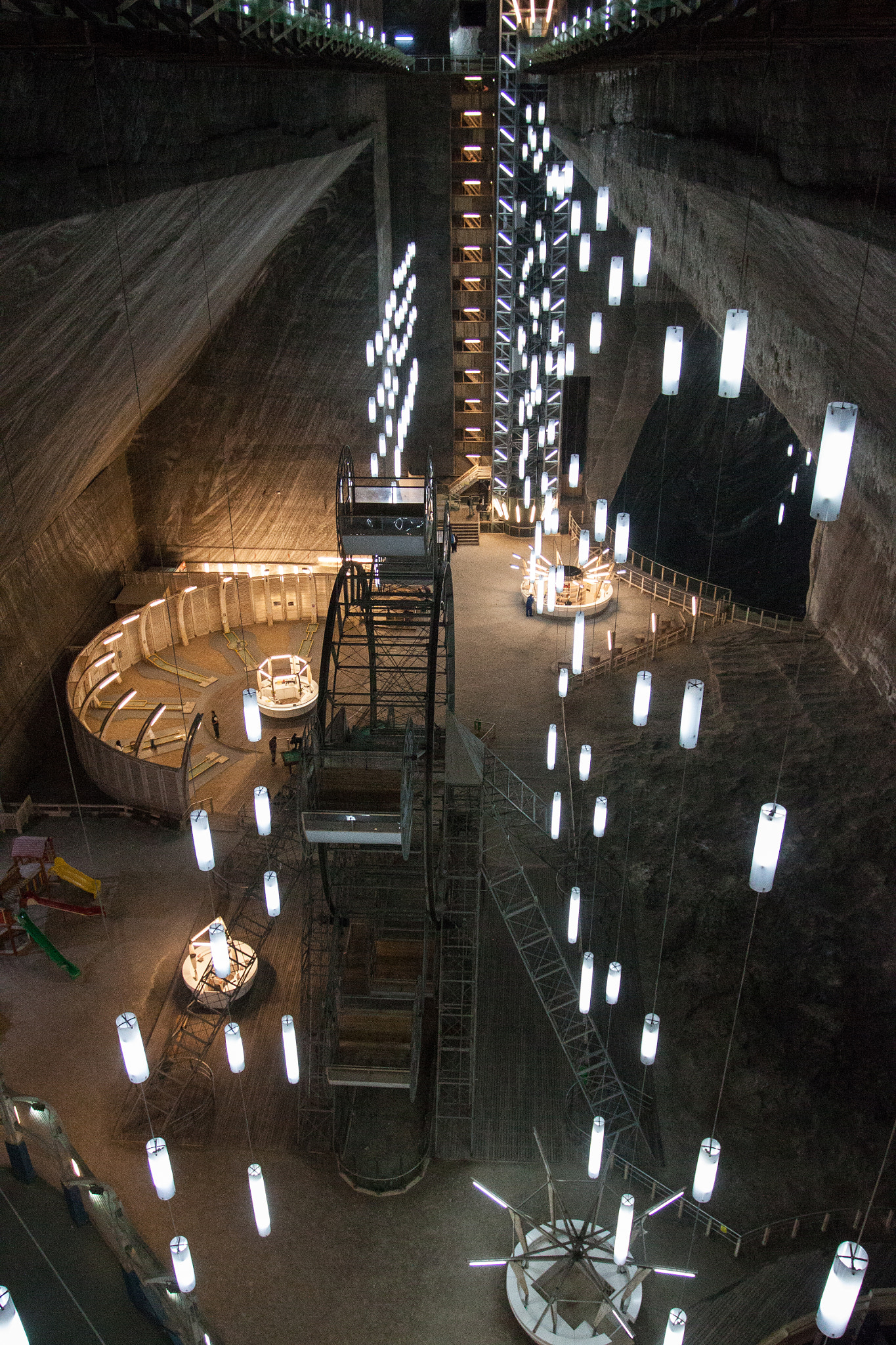 Canon EOS 500D (EOS Rebel T1i / EOS Kiss X3) + Canon EF 17-40mm F4L USM sample photo. Turda salt mine photography