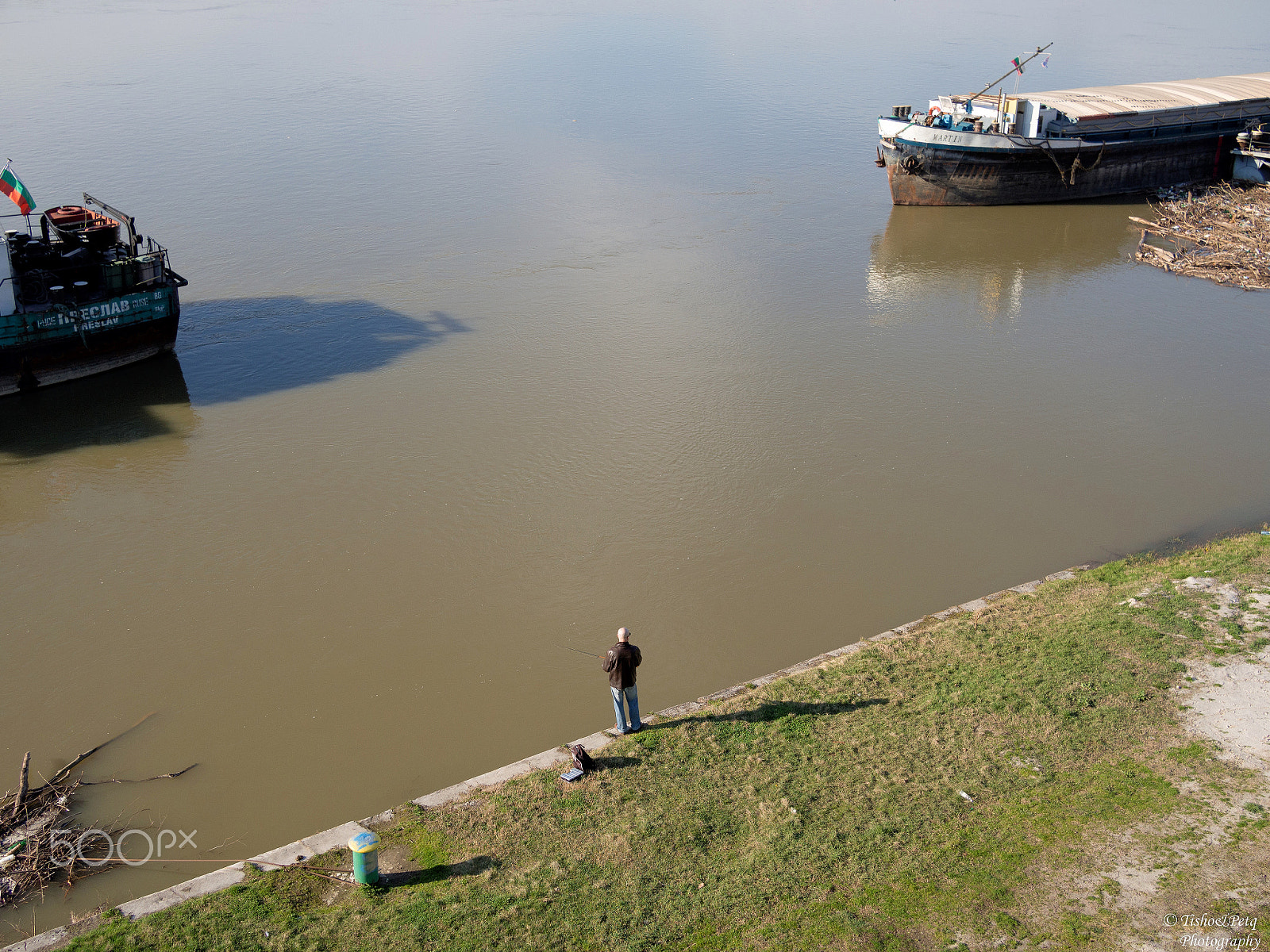 Olympus OM-D E-M5 + LUMIX G 20/F1.7 II sample photo. Fisherman photography