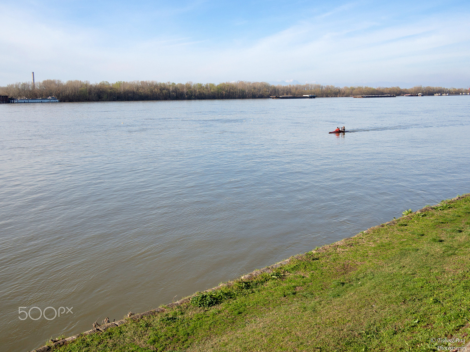Olympus OM-D E-M5 + LUMIX G 20/F1.7 II sample photo. Canoeing on donau photography