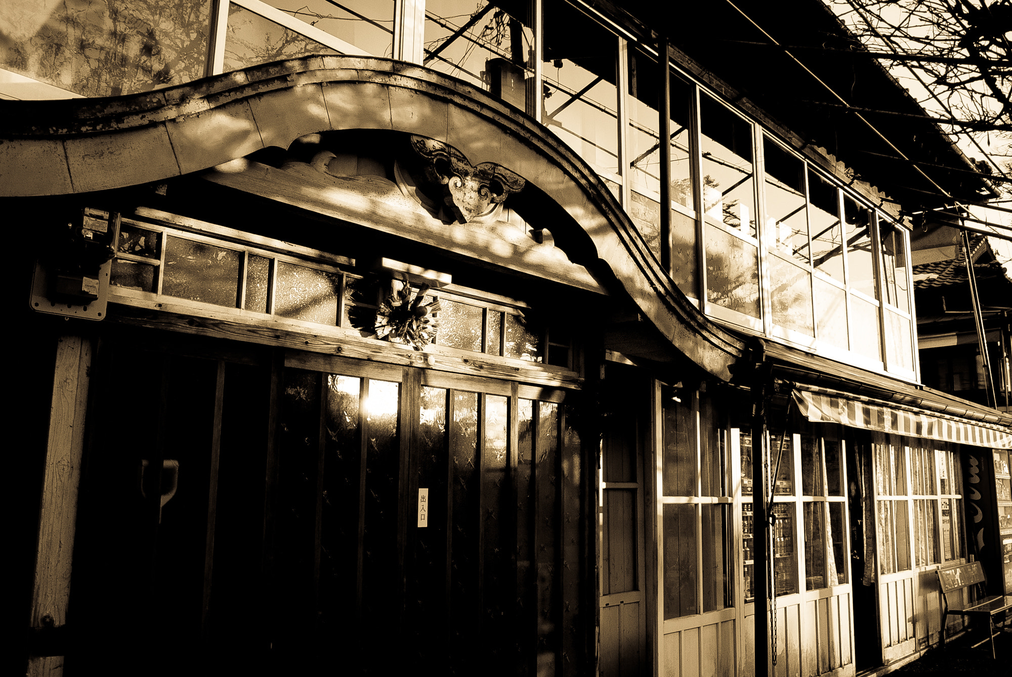 Nikon 1 J2 sample photo. Souvenir shop at the foot of the mountain photography