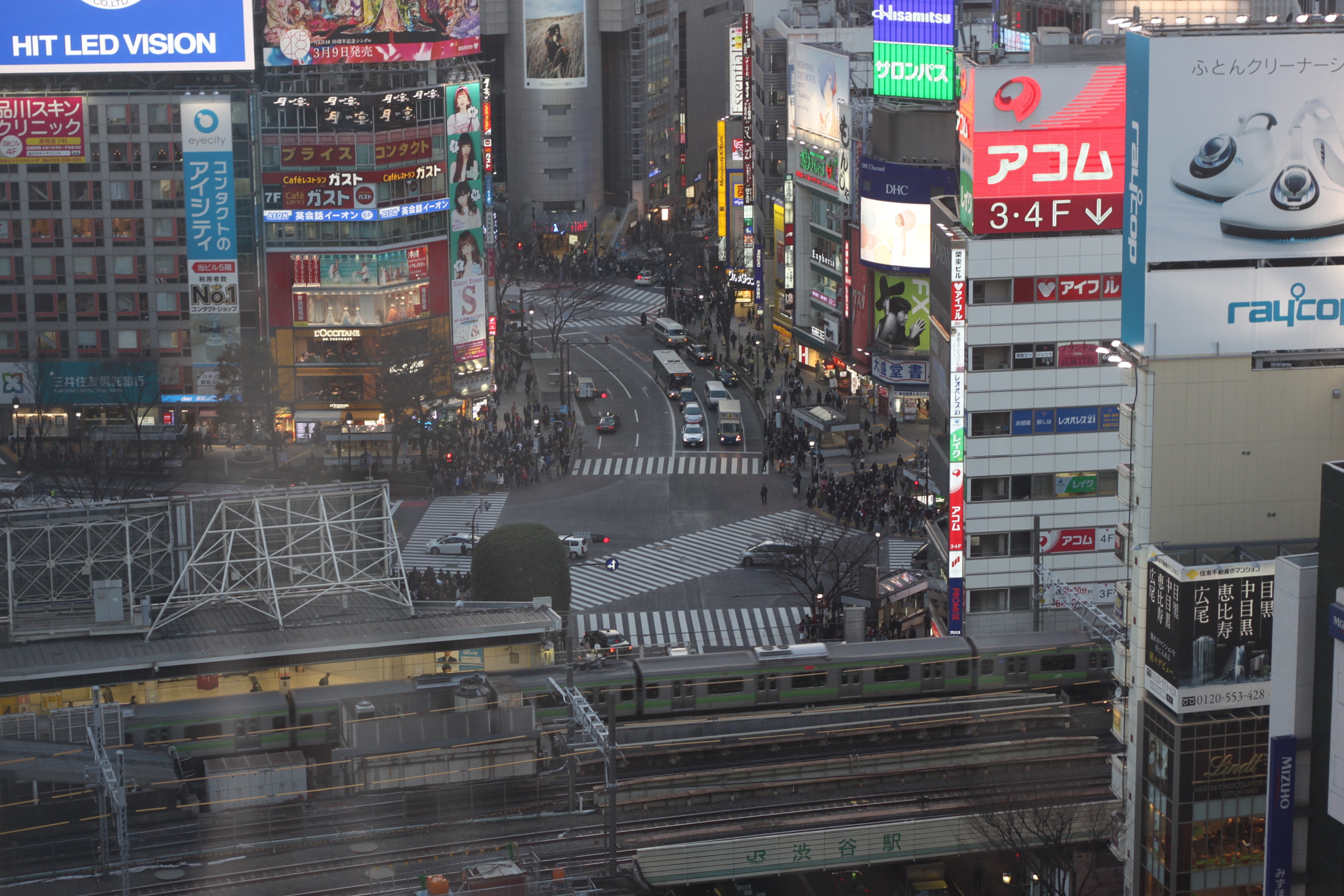 Canon EOS 500D (EOS Rebel T1i / EOS Kiss X3) + Canon EF 50mm F1.8 II sample photo. Shibuya photography