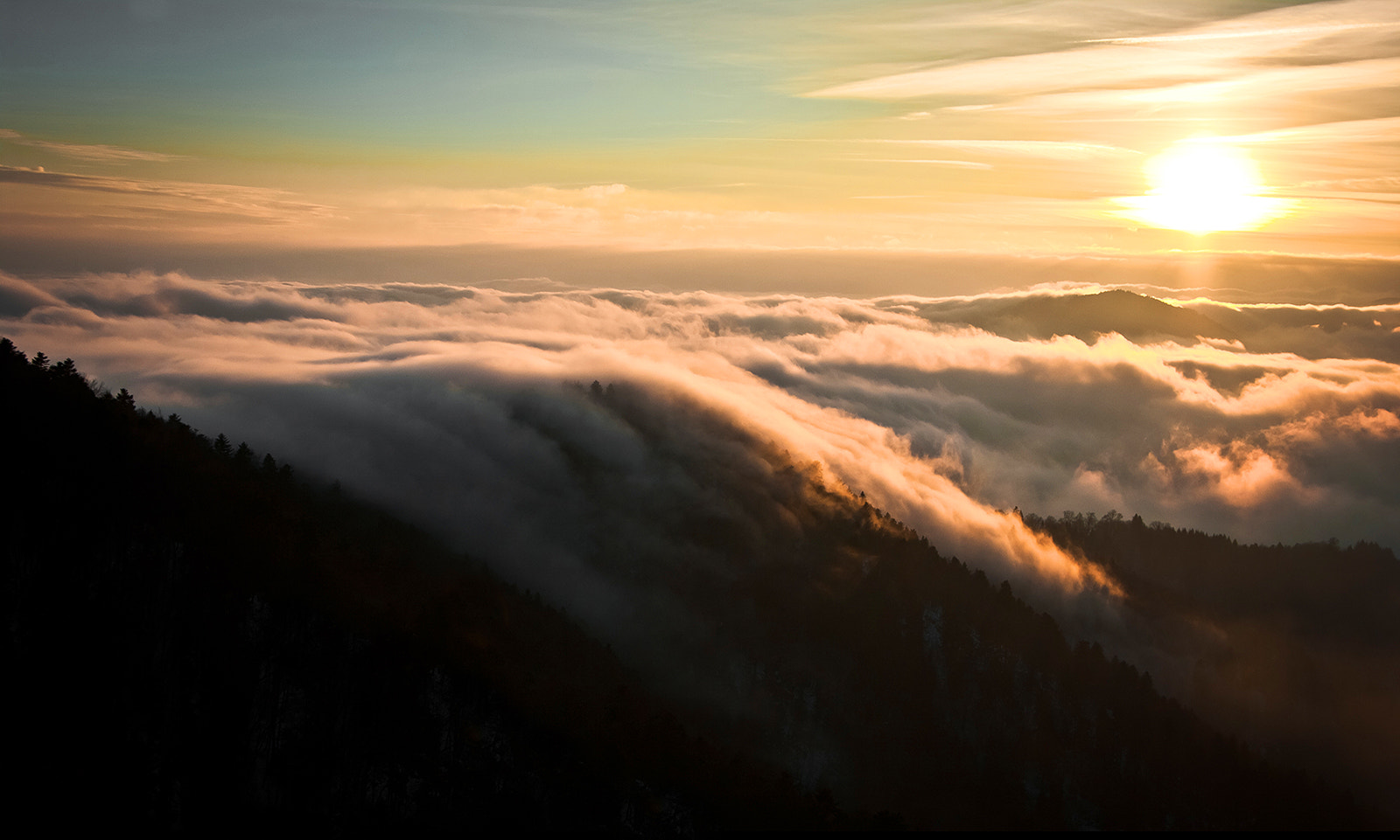 Pentax K20D + Pentax smc DA 16-45mm F4 ED AL sample photo. Wave cloud photography