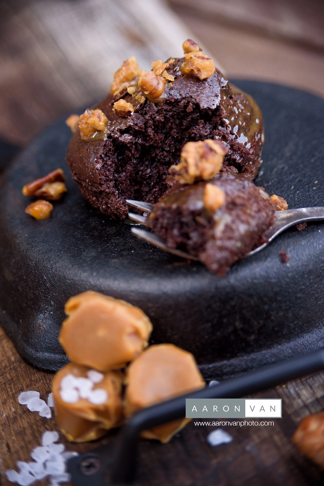AF Zoom-Nikkor 28-105mm f/3.5-4.5D IF sample photo. Smokehouse warm chocolate cake photography