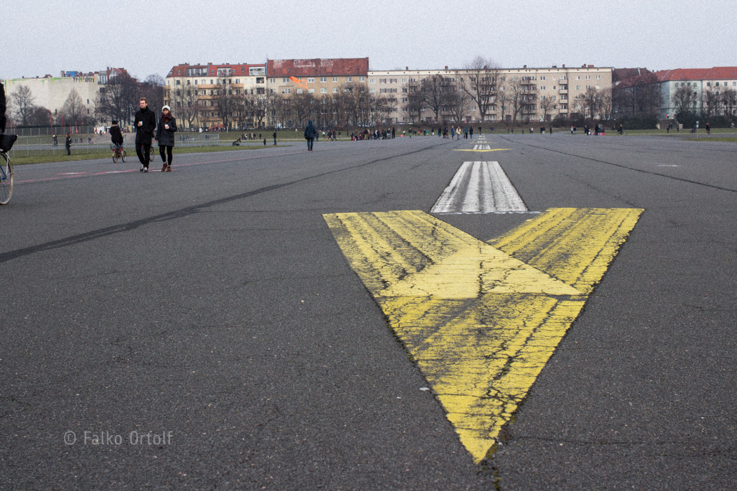 Canon EOS 600D (Rebel EOS T3i / EOS Kiss X5) + Canon EF 35mm F2 sample photo. Street marking at tempelhofer feld (berlin) photography