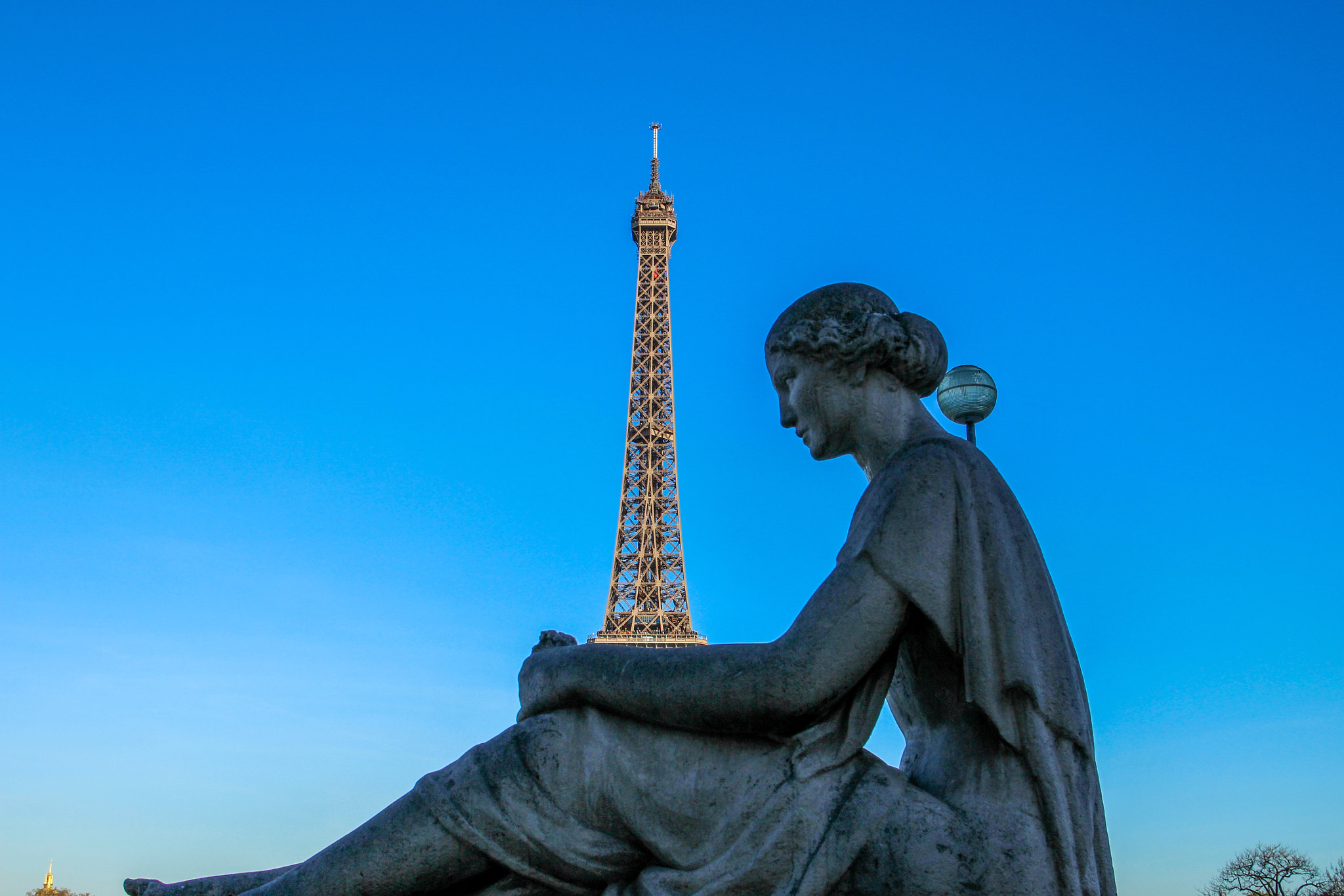 Canon EOS 600D (Rebel EOS T3i / EOS Kiss X5) + Canon EF 500mm F4L IS USM sample photo. A statue in front of the eiffel tower in paris photography