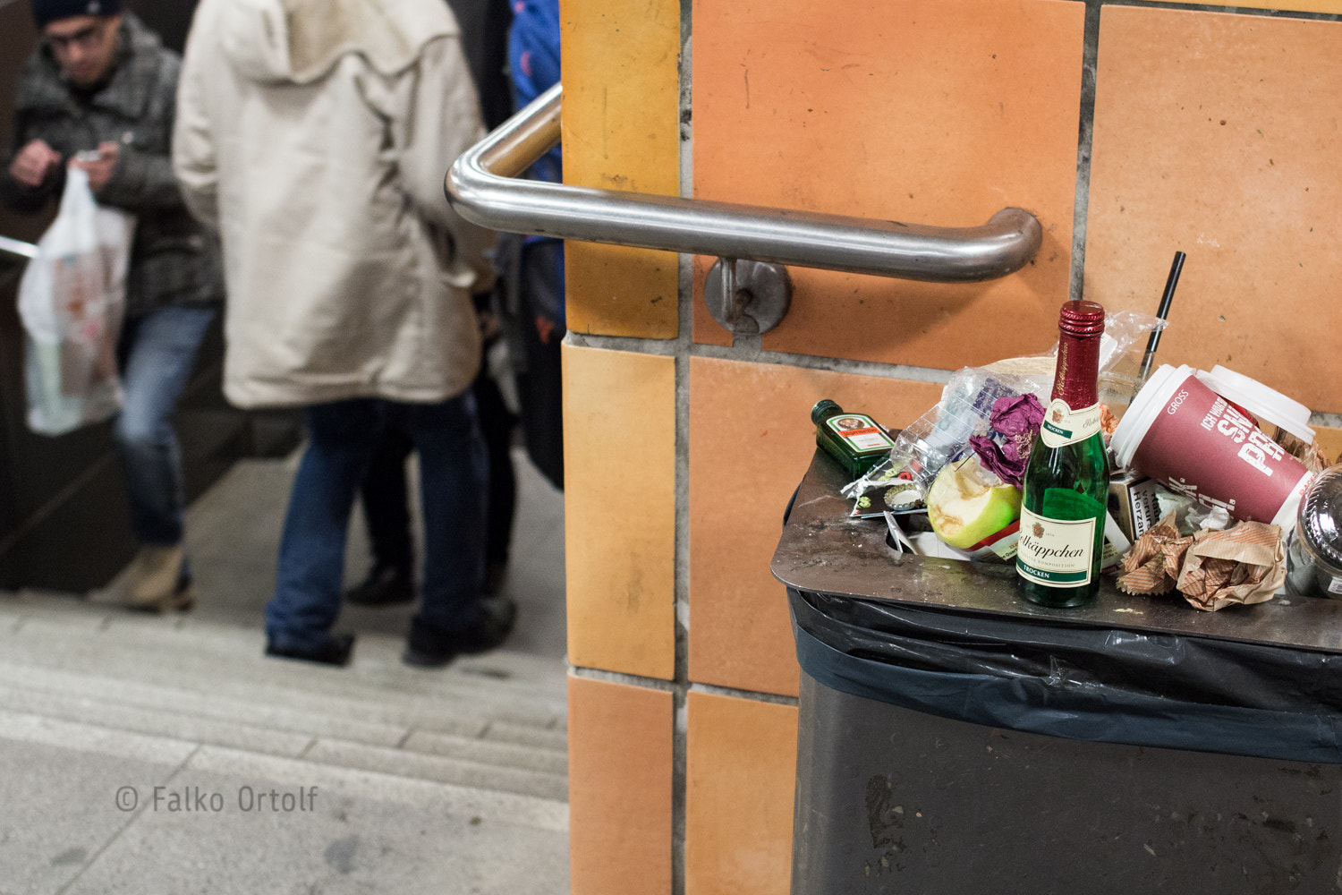 Canon EOS 600D (Rebel EOS T3i / EOS Kiss X5) + Canon EF 35mm F2 sample photo. Subway garbage bin photography