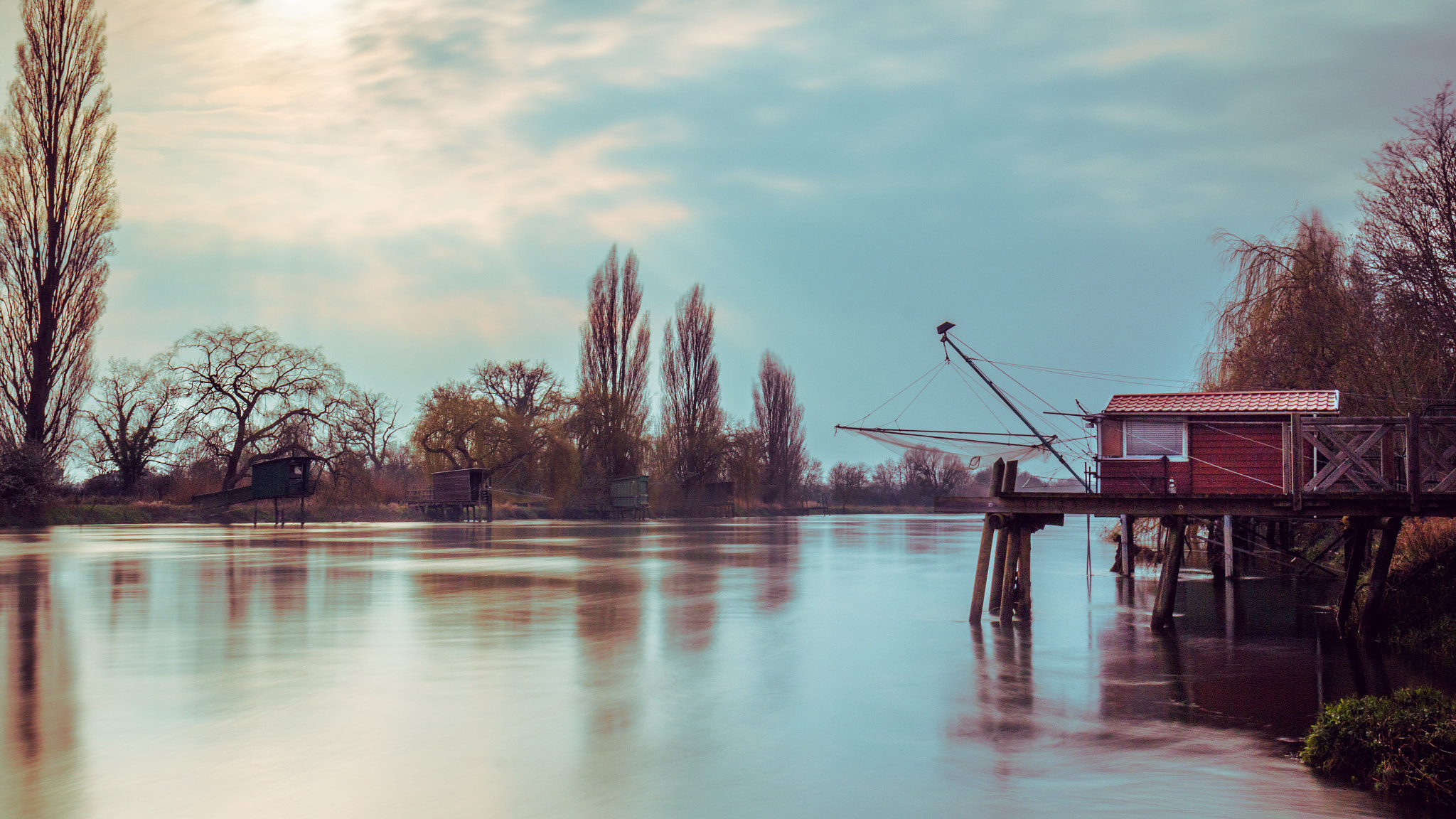 Canon EF 24-70mm F4L IS USM sample photo. Cabanne on the river - carrelet fishing photography