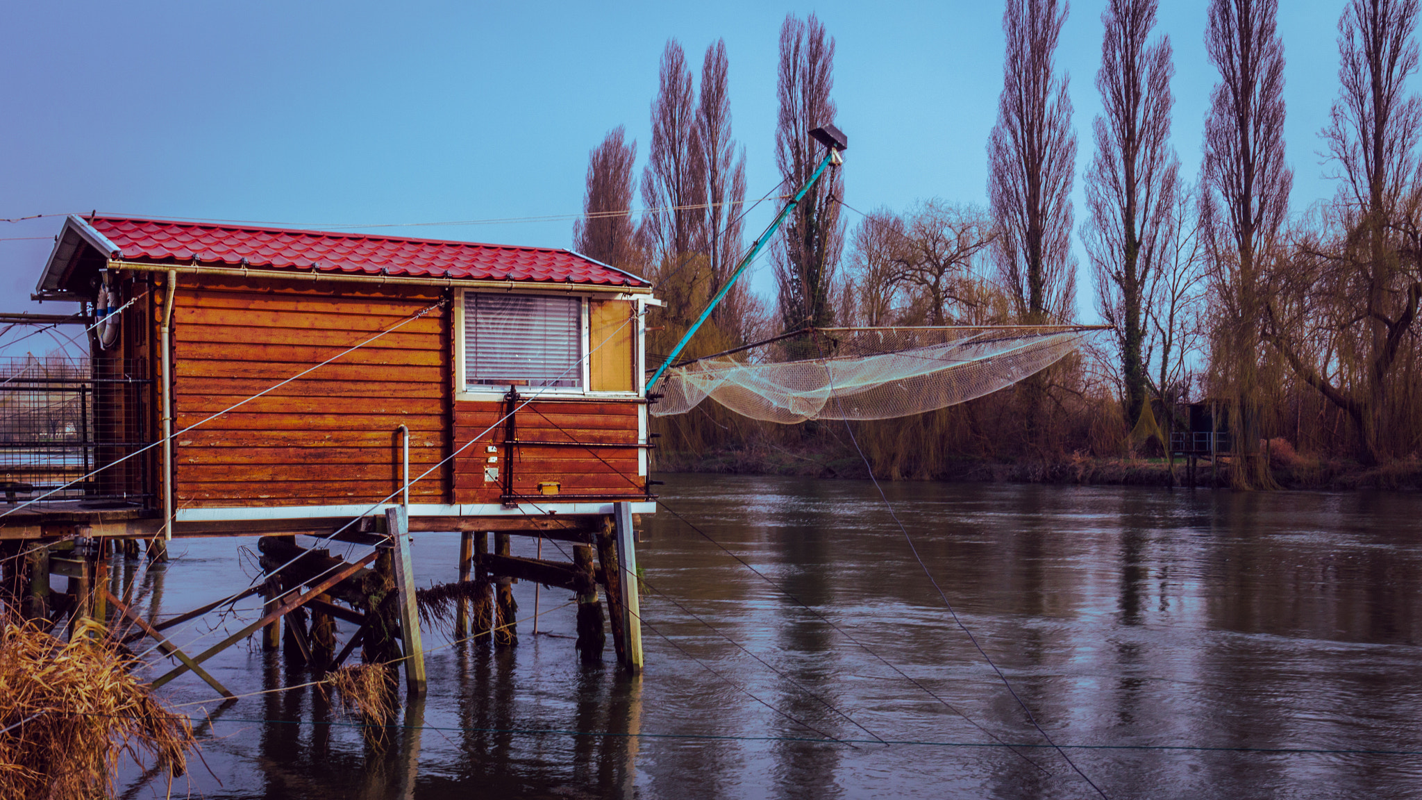 Canon EF 24-70mm F4L IS USM sample photo. Cabanne on the river - carrelet fishing photography