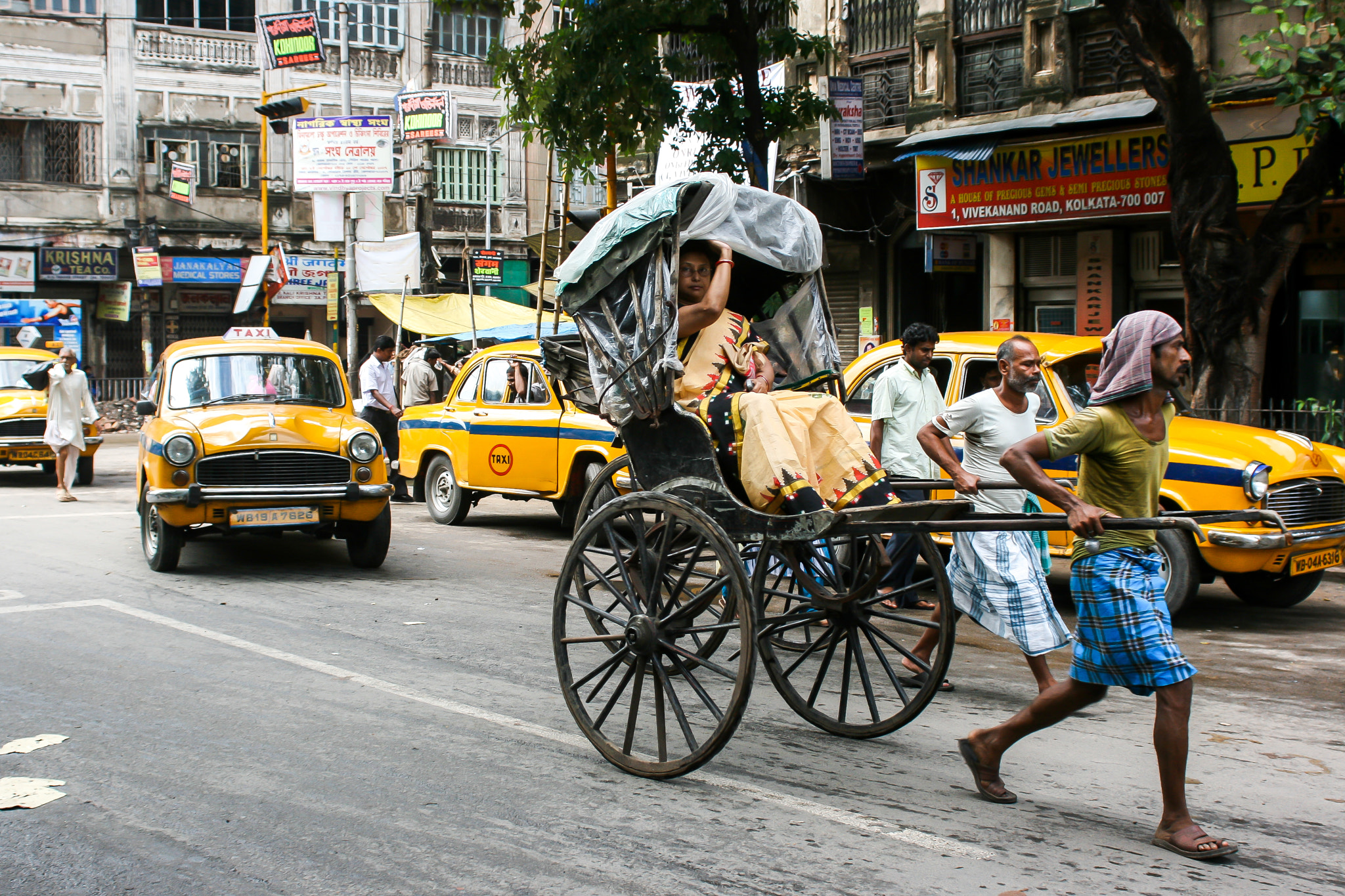 Sigma 24-70mm F2.8 EX DG Macro sample photo. Hand-pulled rickshaw in the streets of kolkata photography