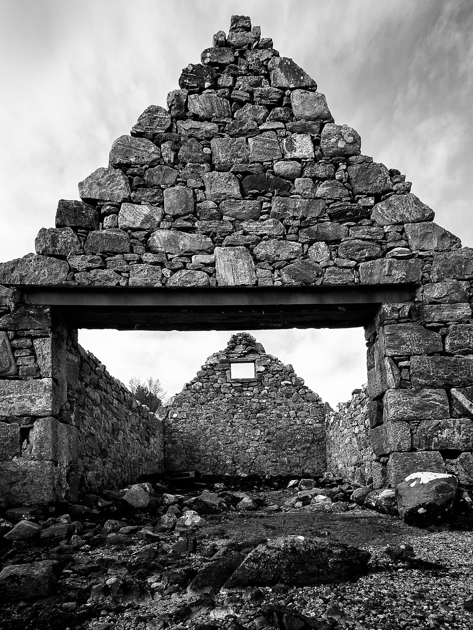 Panasonic Lumix DMC-G7 + Panasonic Lumix G Vario 7-14mm F4 ASPH sample photo. A ruined boat house on loch langais. photography