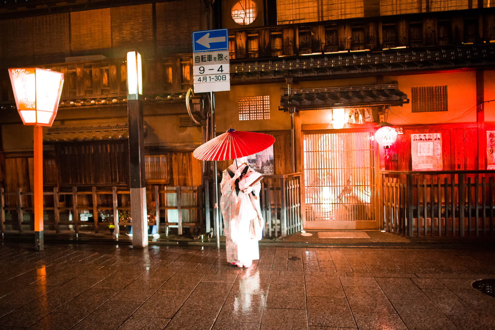 Nikon D600 + Nikon AF-S Nikkor 24mm F1.4G ED sample photo. Midnight maiko in kyoto photography