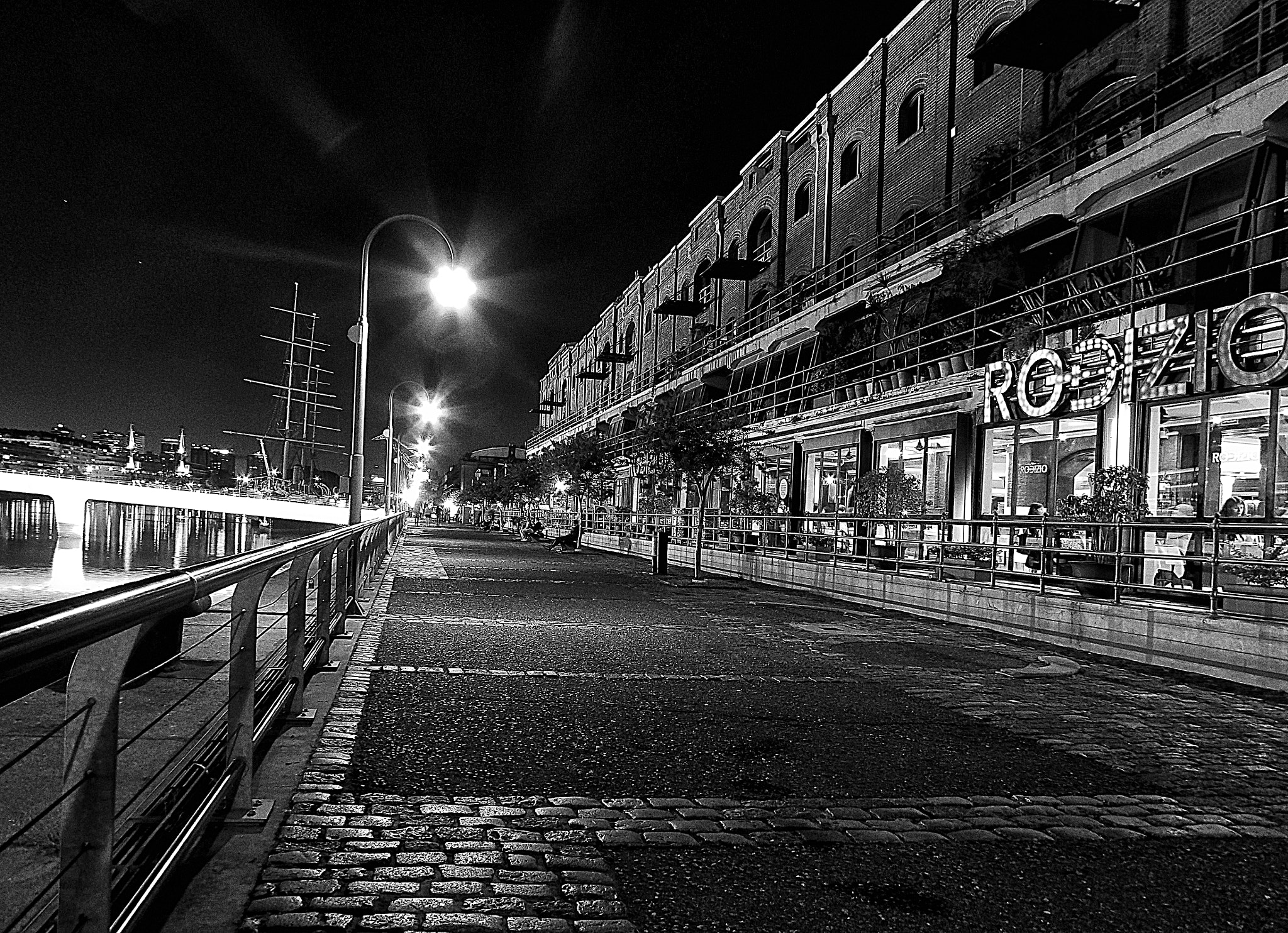 Kodak PIXPRO AZ521 sample photo. Night on puerto madero photography