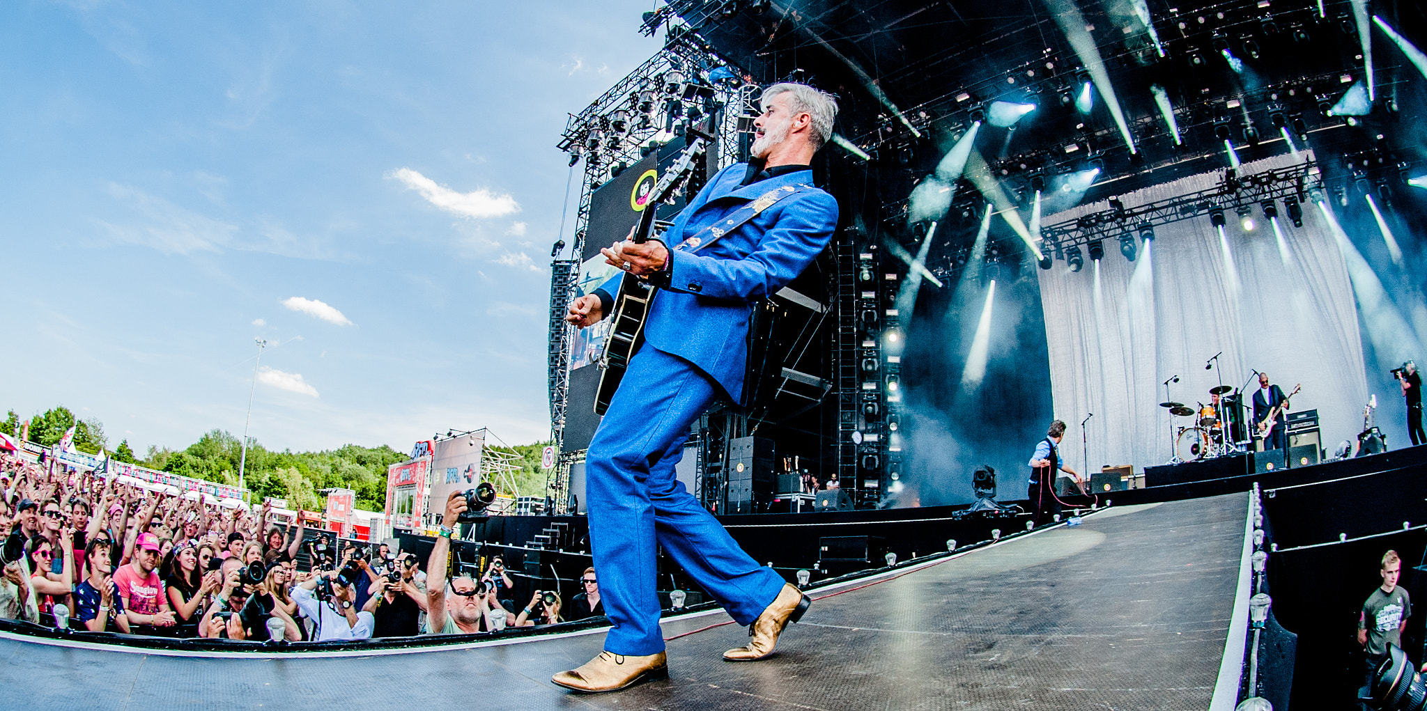 Nikon AF DX Fisheye-Nikkor 10.5mm F2.8G ED sample photo. Triggerfinger @ pinkpop photography