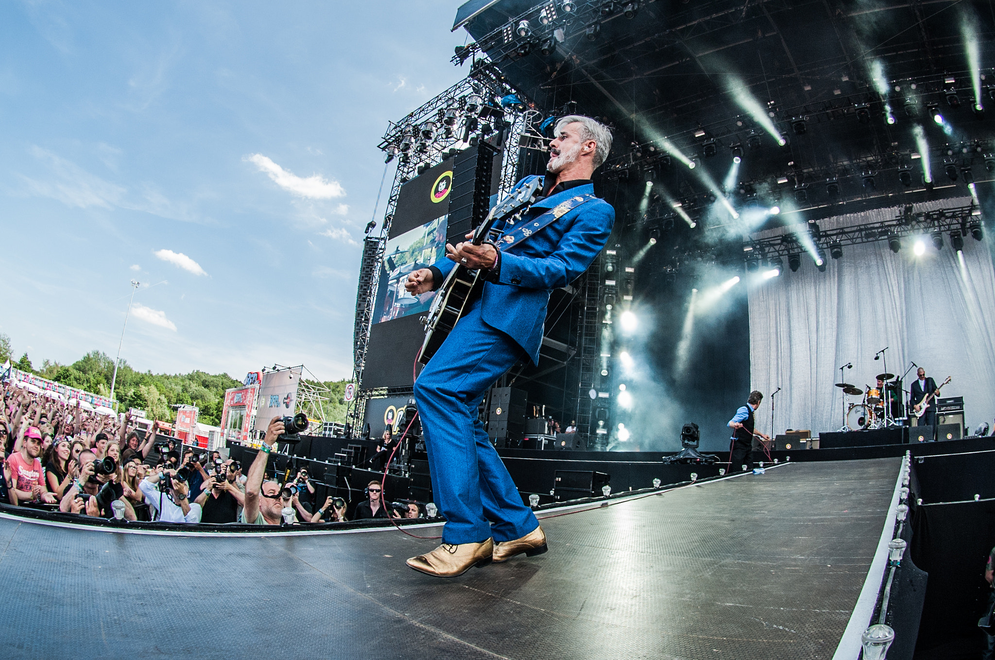 Nikon AF DX Fisheye-Nikkor 10.5mm F2.8G ED sample photo. Triggerfinger @ pinkpop photography